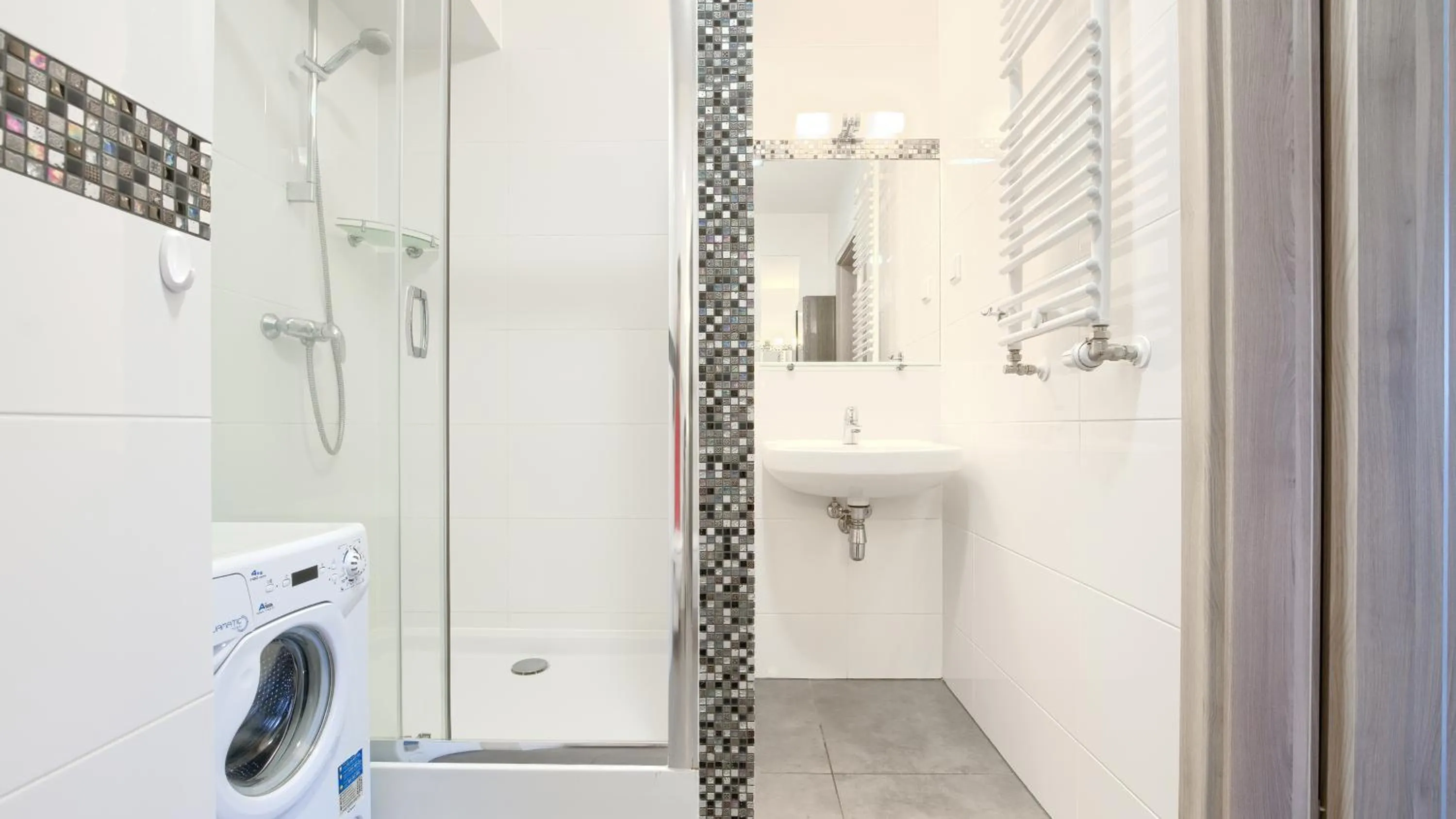 Shower in Zielone Tarasy, Sun & Snow