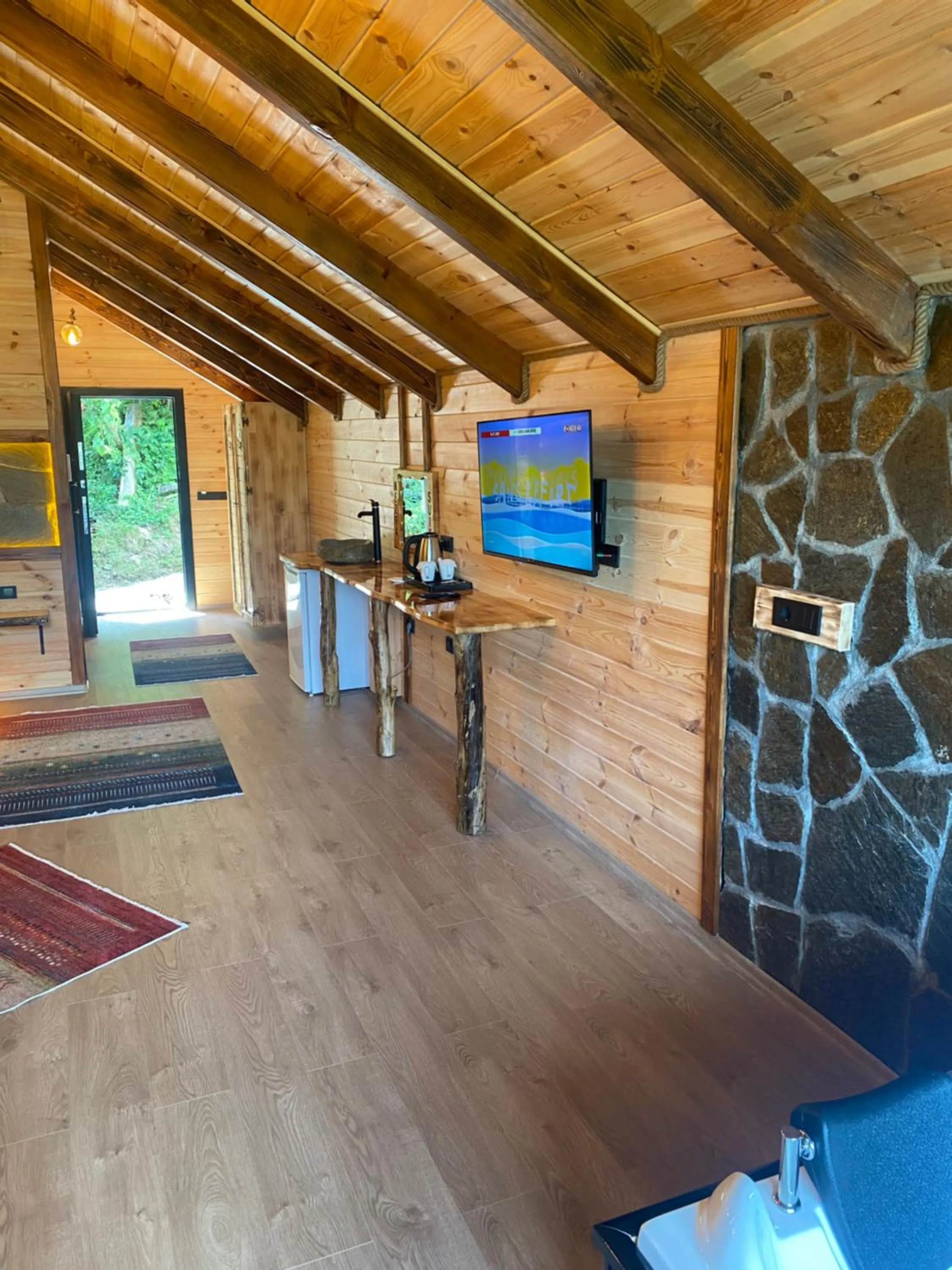 Communal lounge/ TV room in Mezrasuit Bungalov