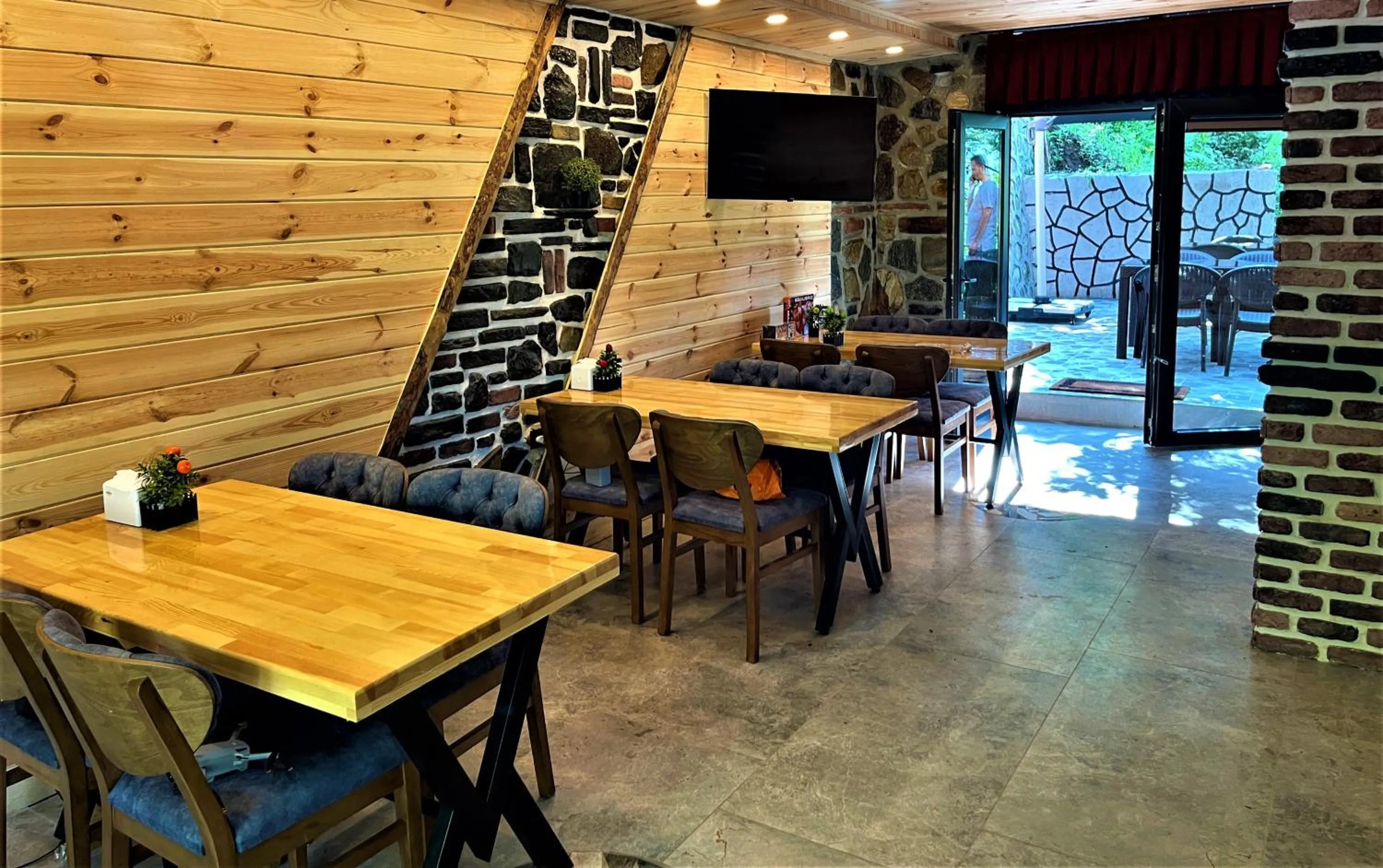 Restaurant/places to eat in Mezrasuit Bungalov