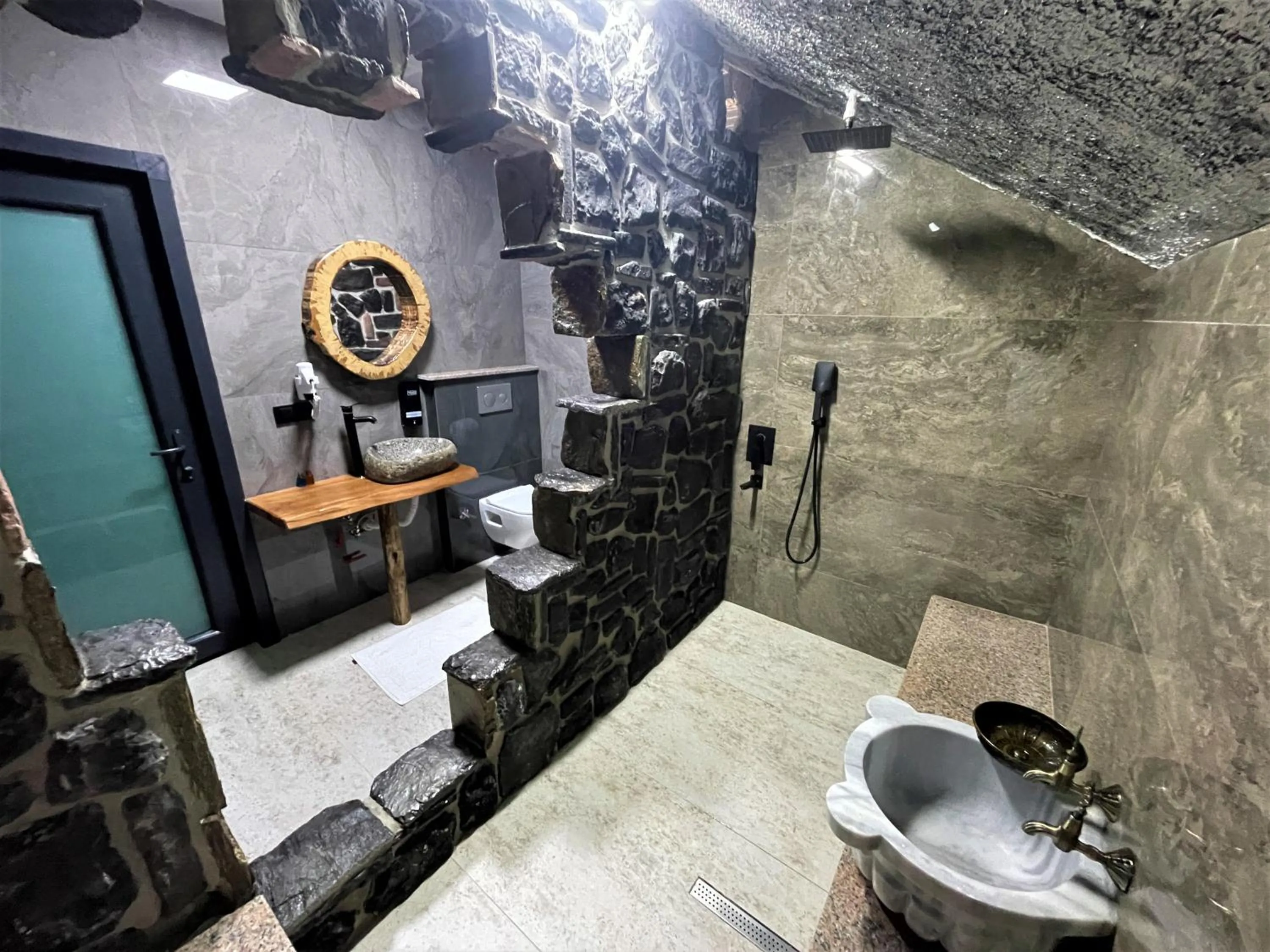 Shower in Mezrasuit Bungalov