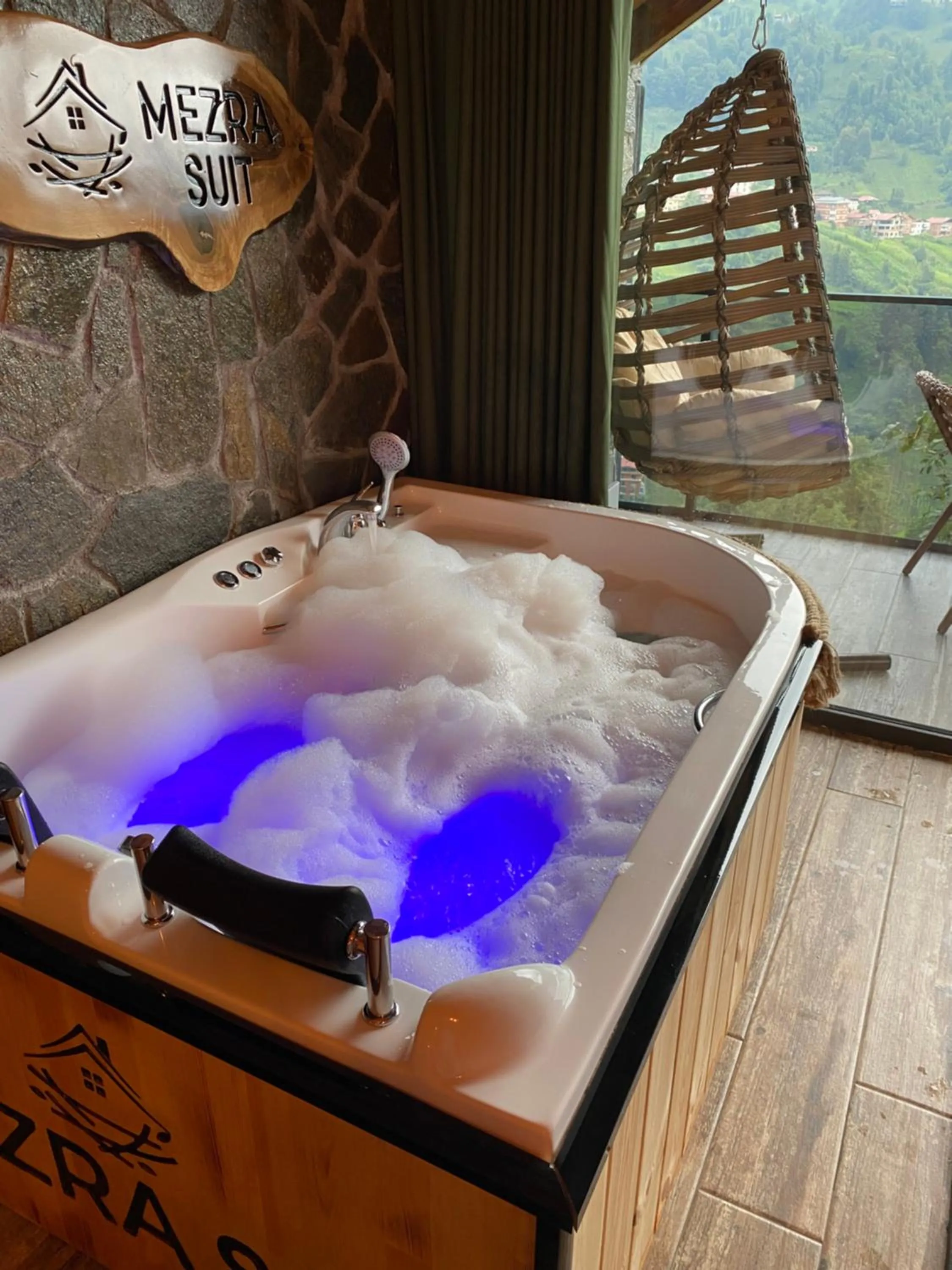 Hot Tub in Mezrasuit Bungalov