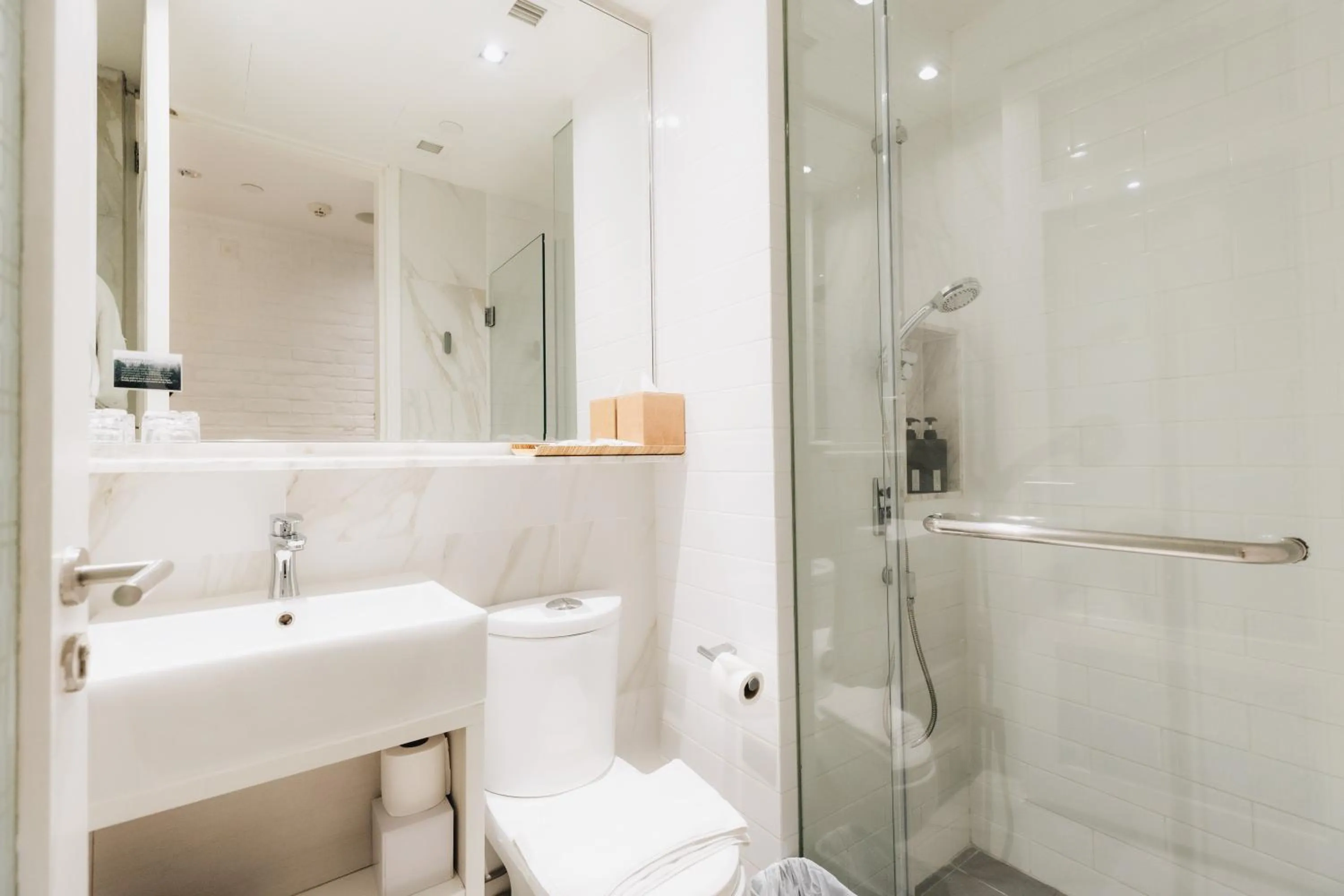 Shower in Hotel NuVe Heritage