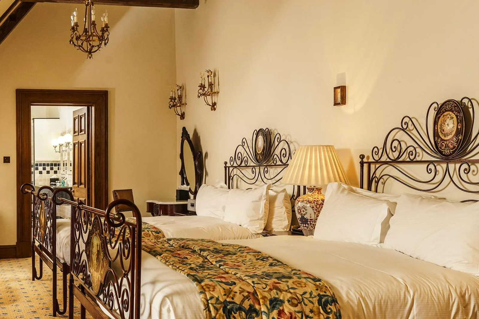 Family, Bed in Lainston House