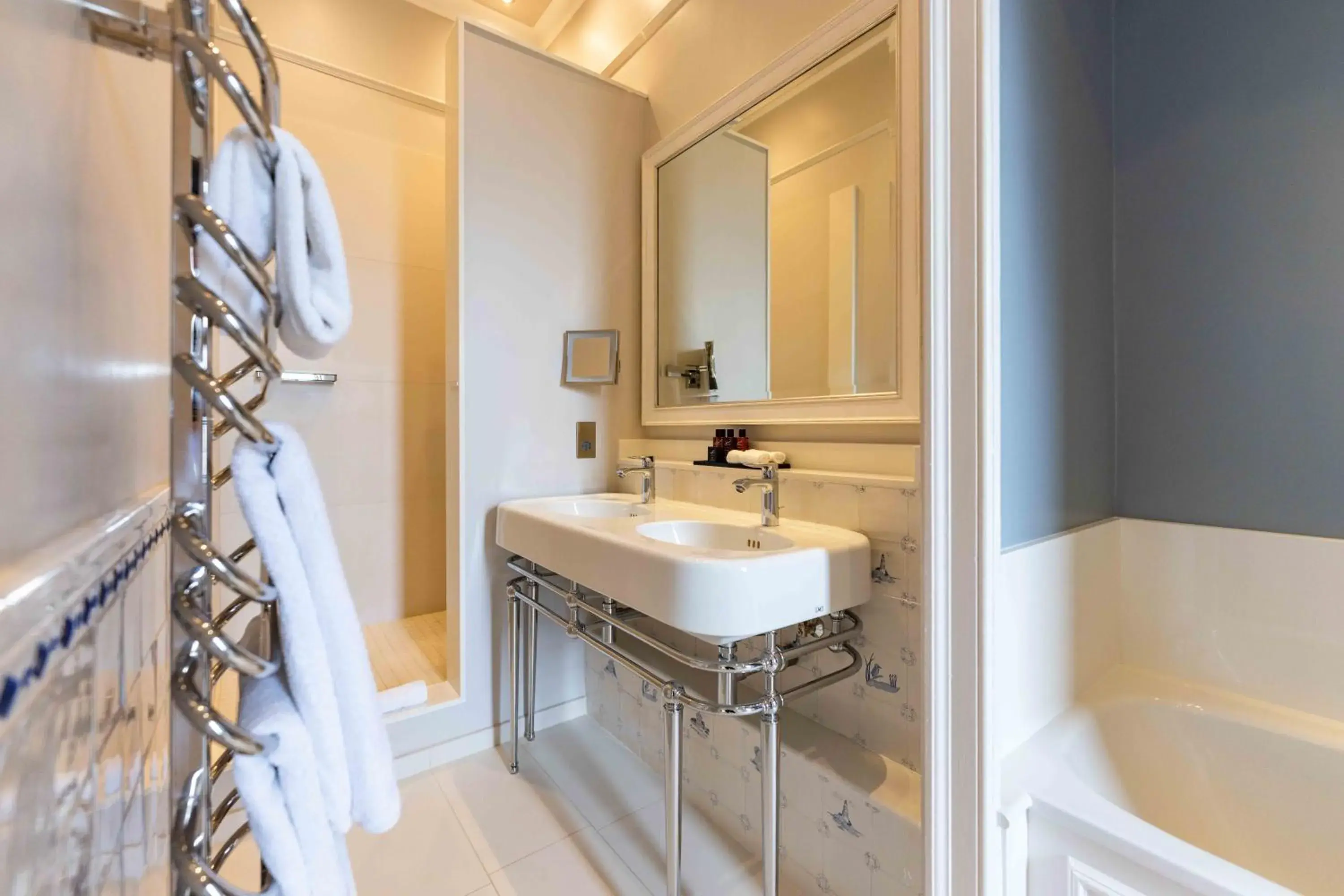 Delft in Lainston House Delft in Lainston House