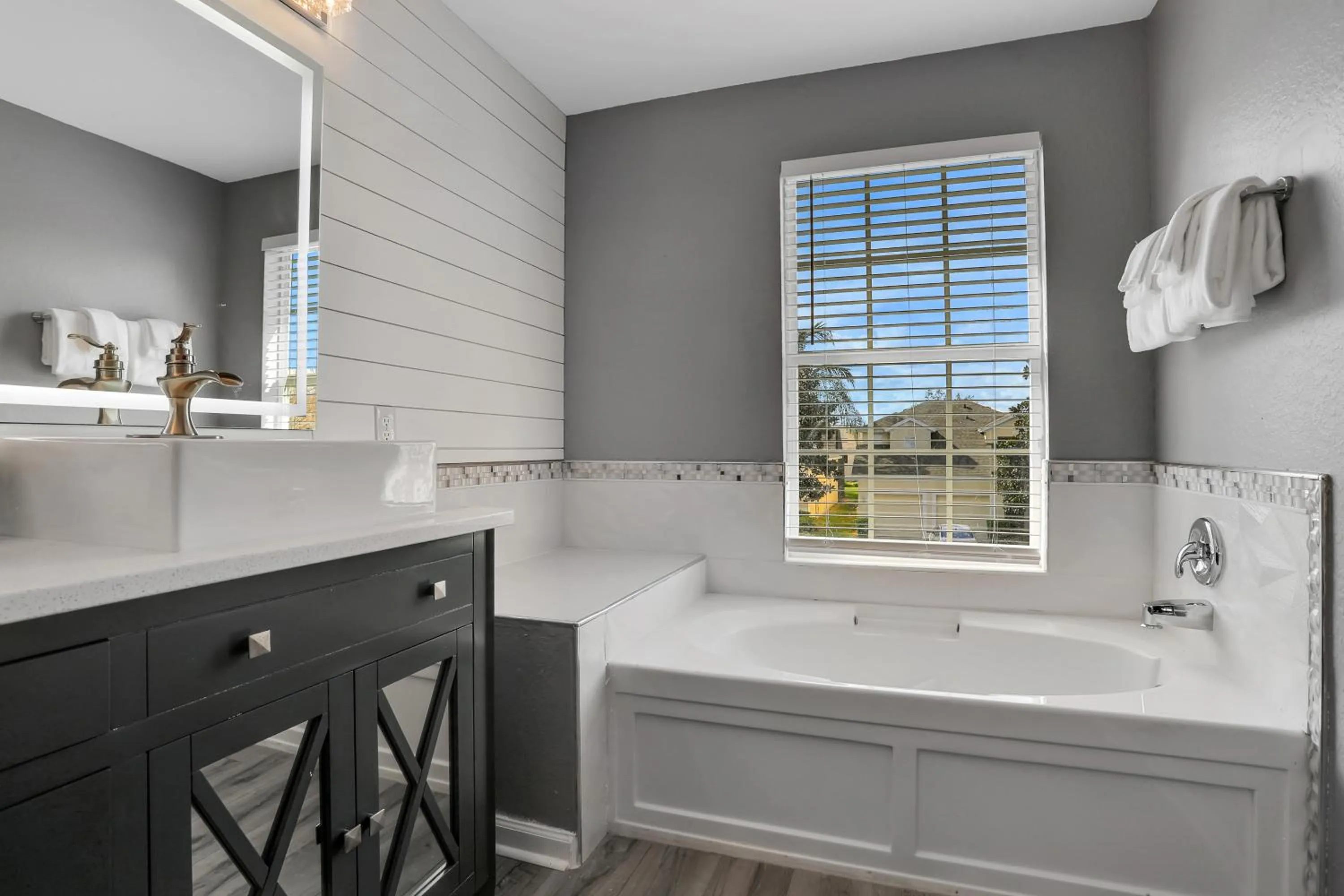 Themed Luxury 6BR Getaway with Resort Amenities