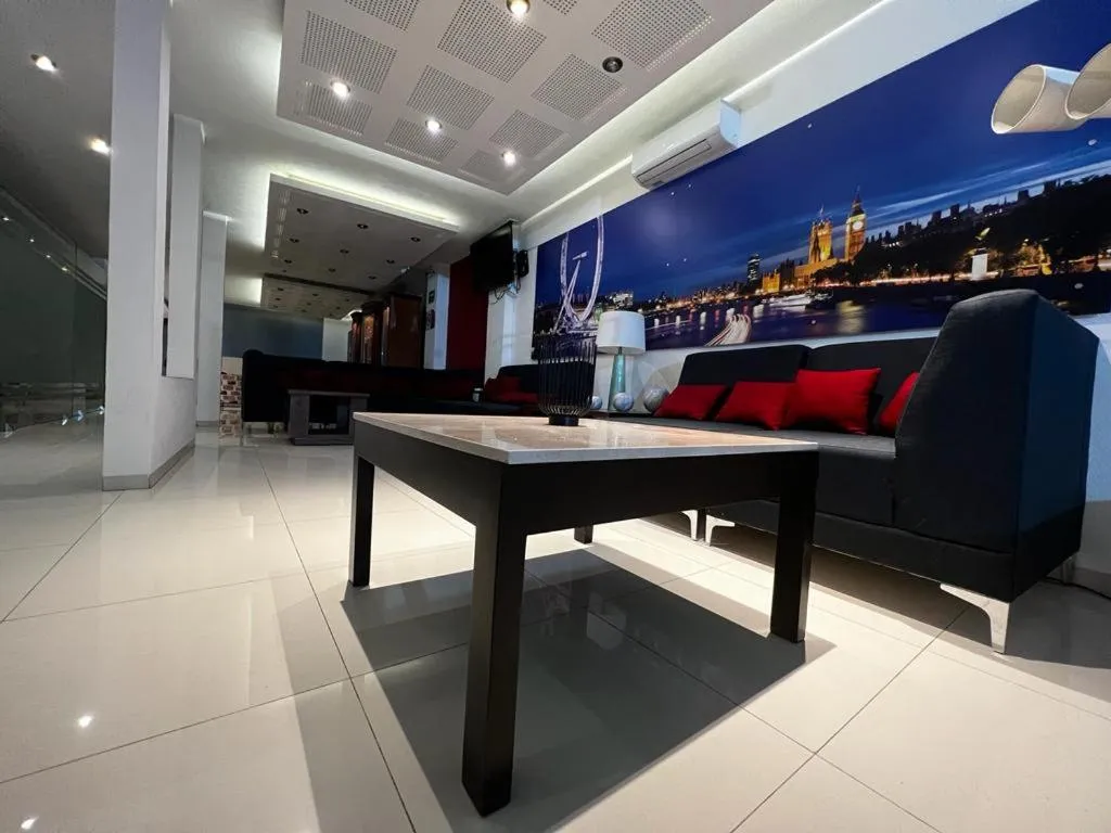 Communal lounge/ TV room in Gran Hotel Elizabeth