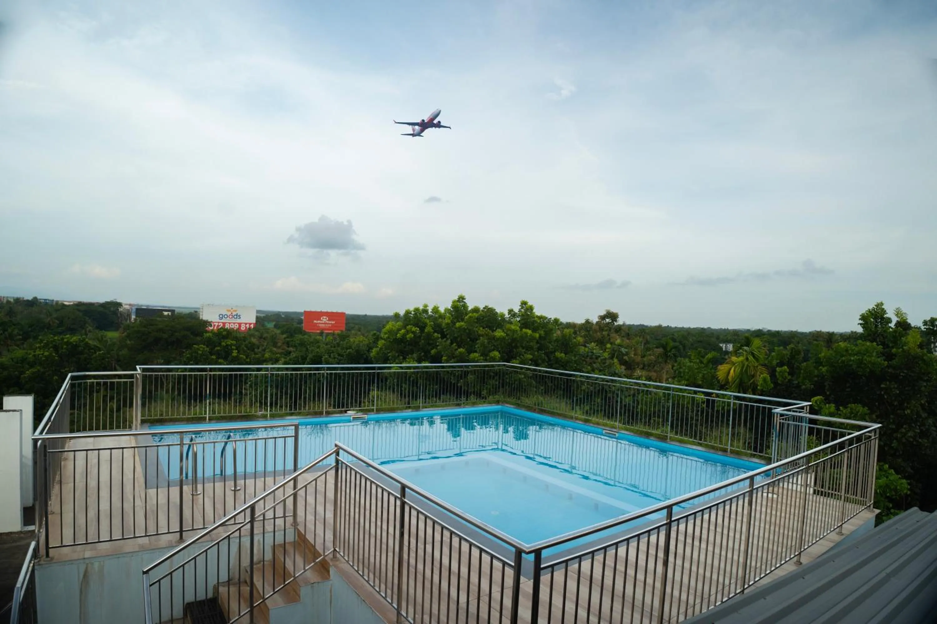Swimming pool in Daffodils Luxury Airport Suites