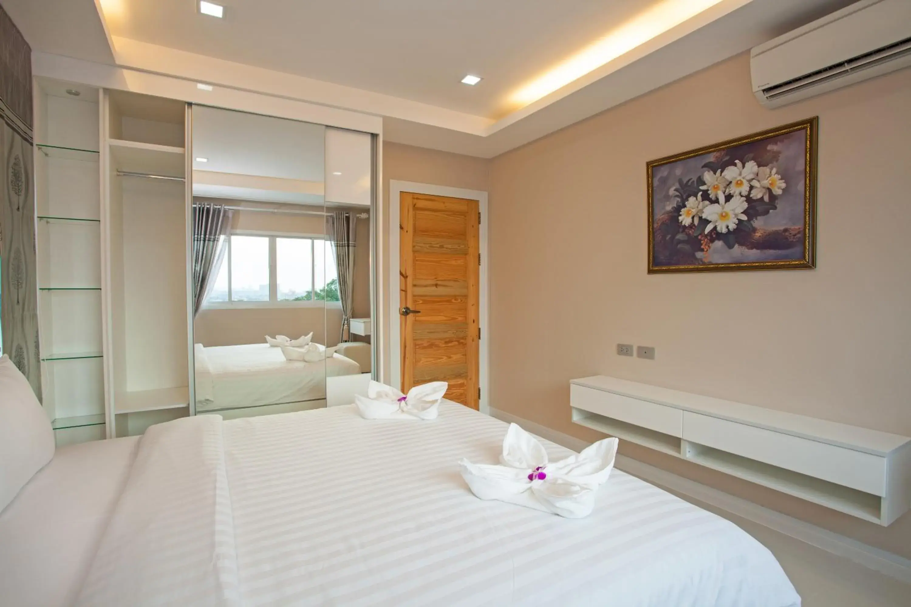 Bed in ROYAL GRAND PATTAYA