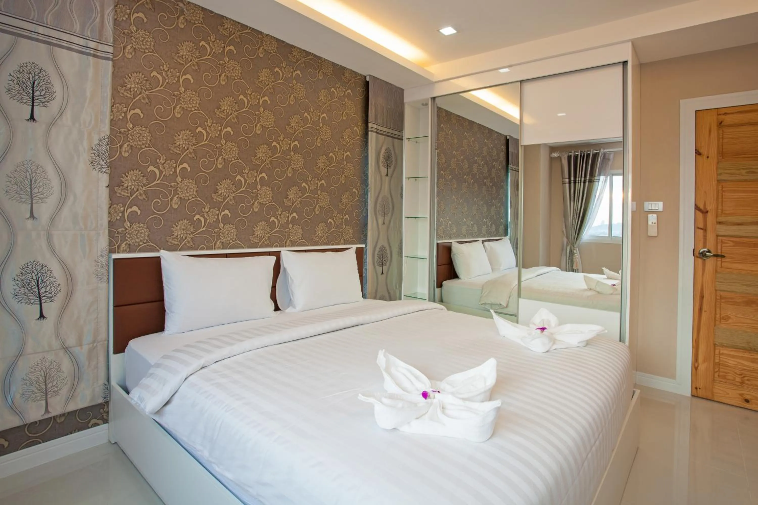 Bed in ROYAL GRAND PATTAYA