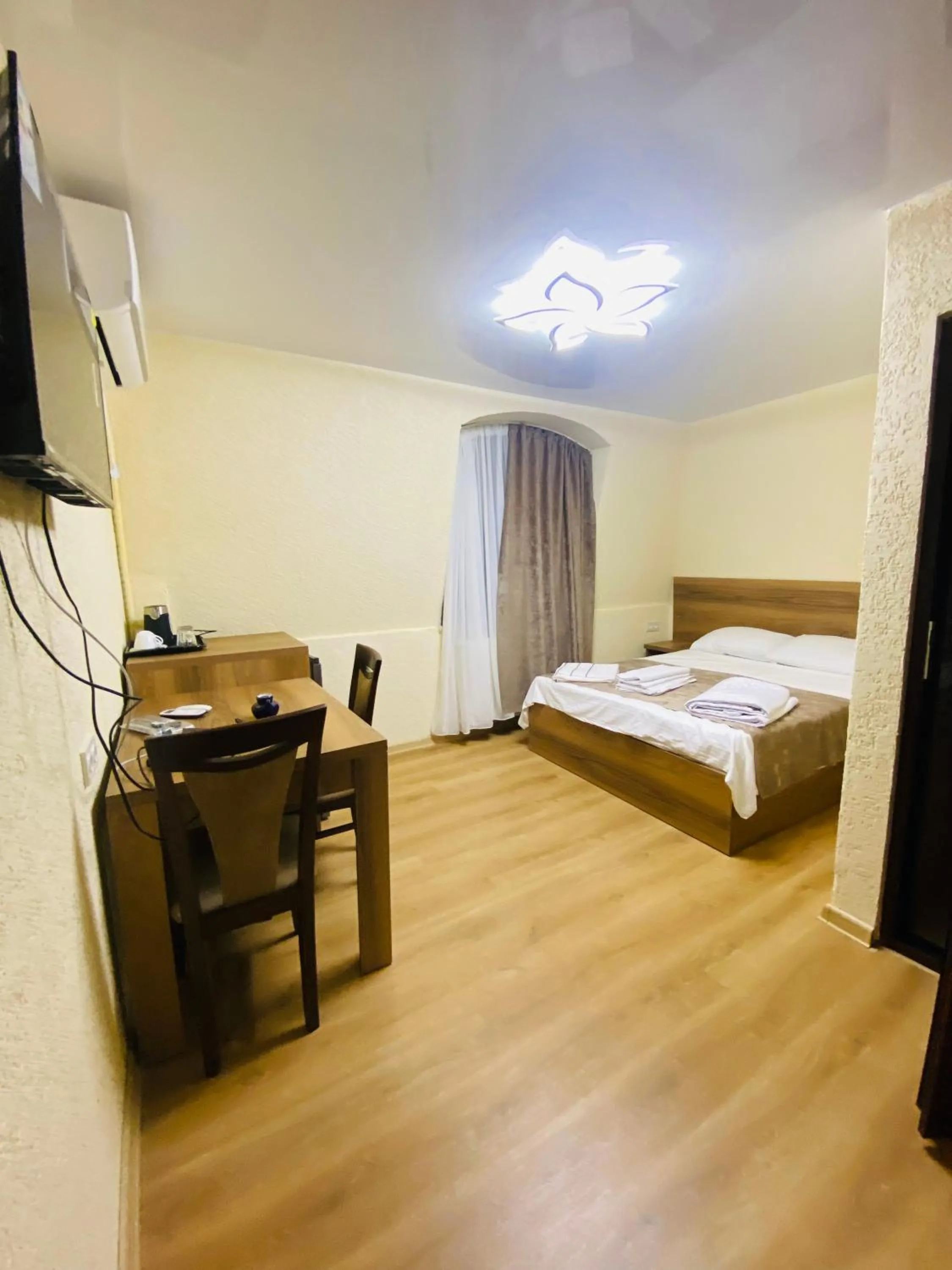 Communal lounge/ TV room in HOTEL SUNRISE