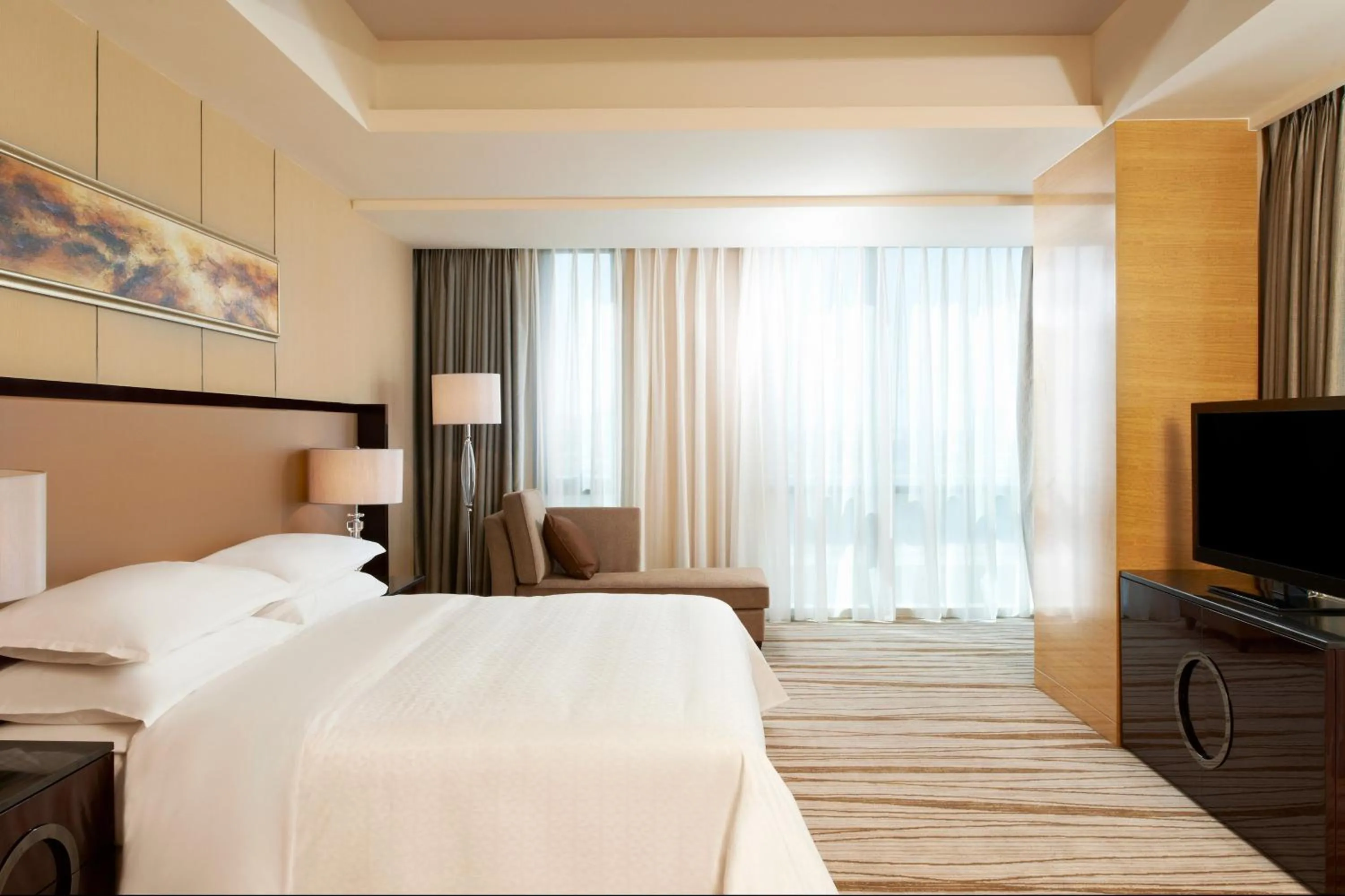 Photo of the whole room, Bed in Four Points by Sheraton Langfang, Gu'an