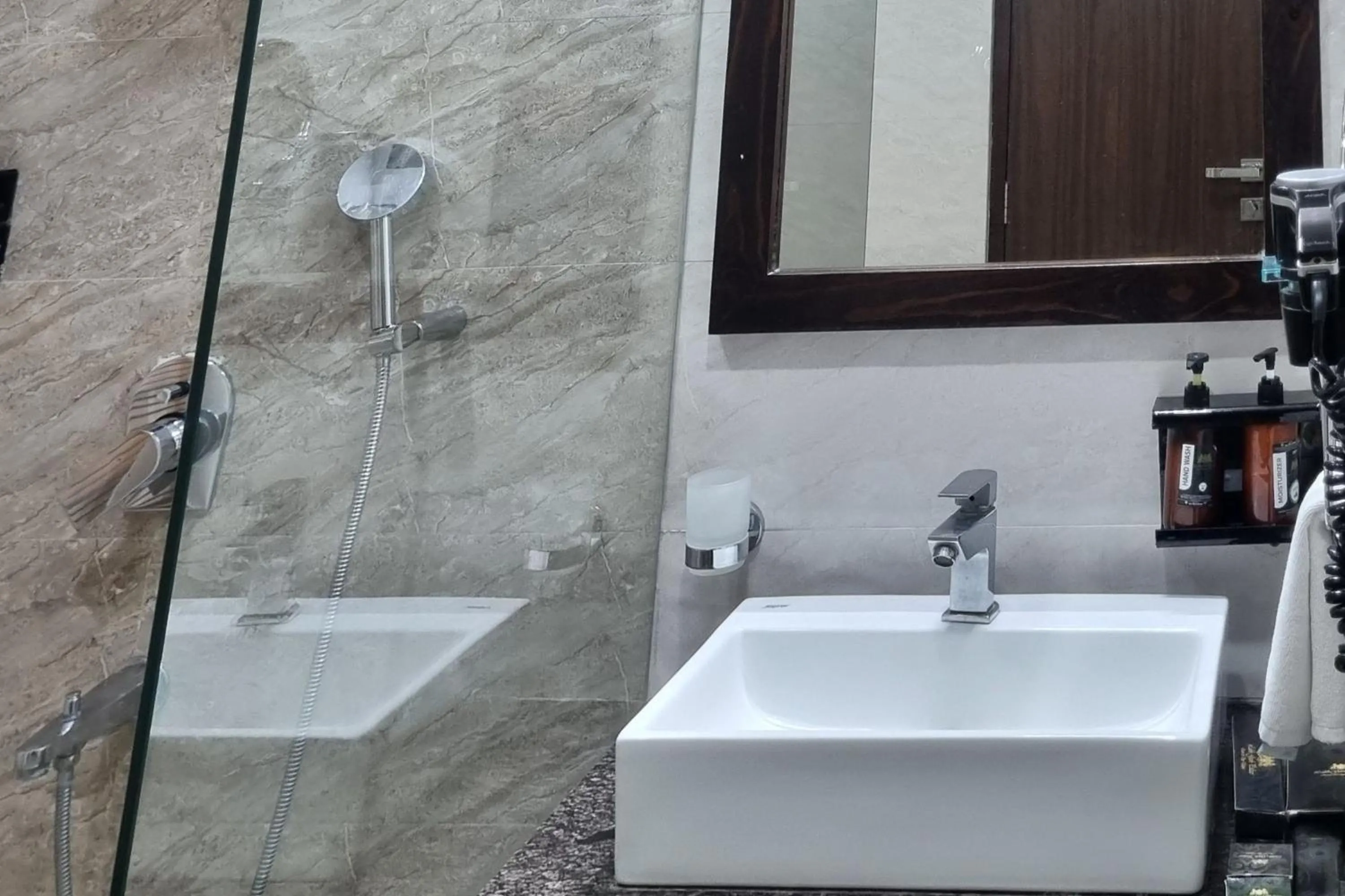 Shower in Labh Garh Palace Resort & Spa