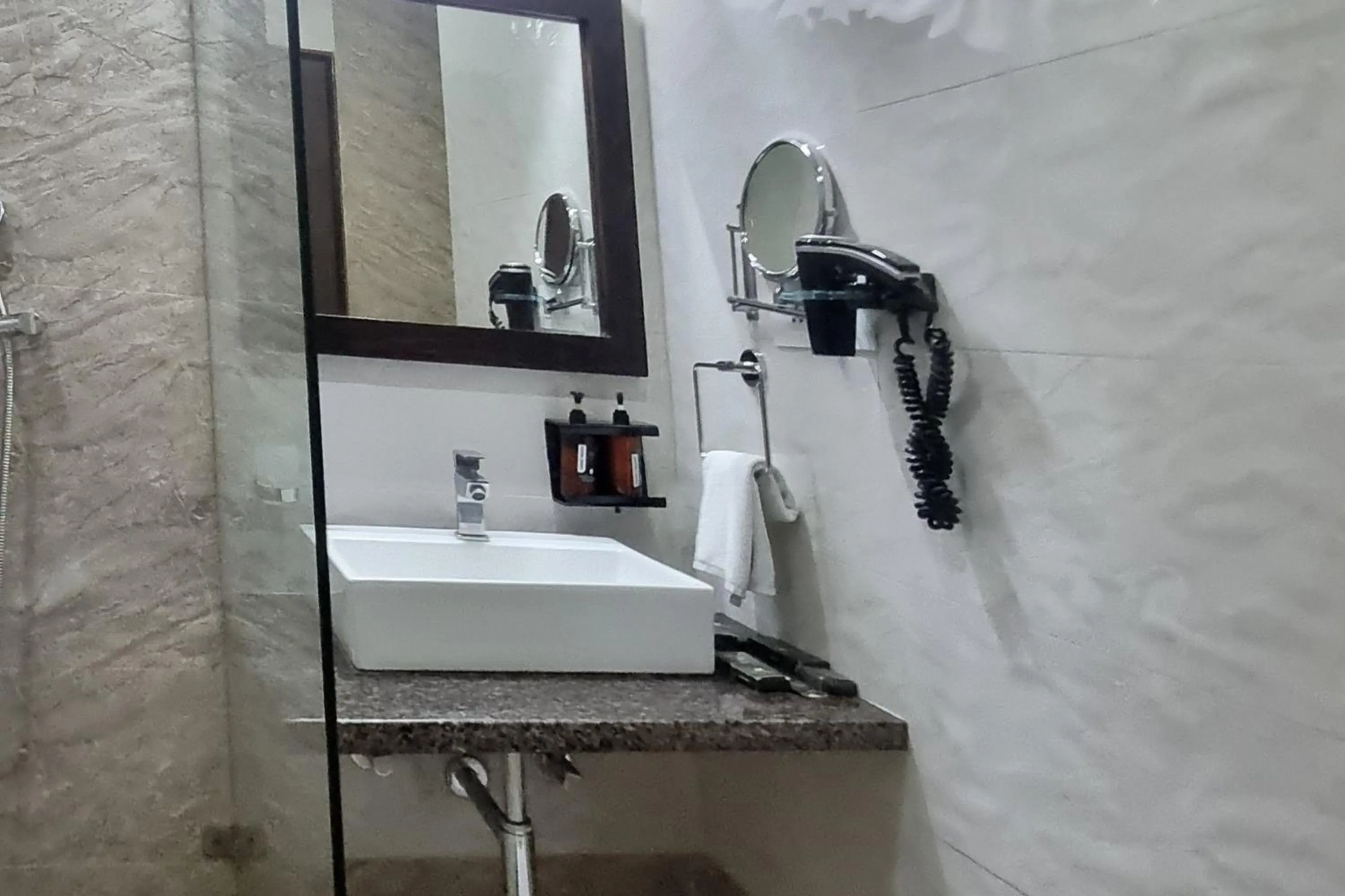 Shower in Labh Garh Palace Resort & Spa
