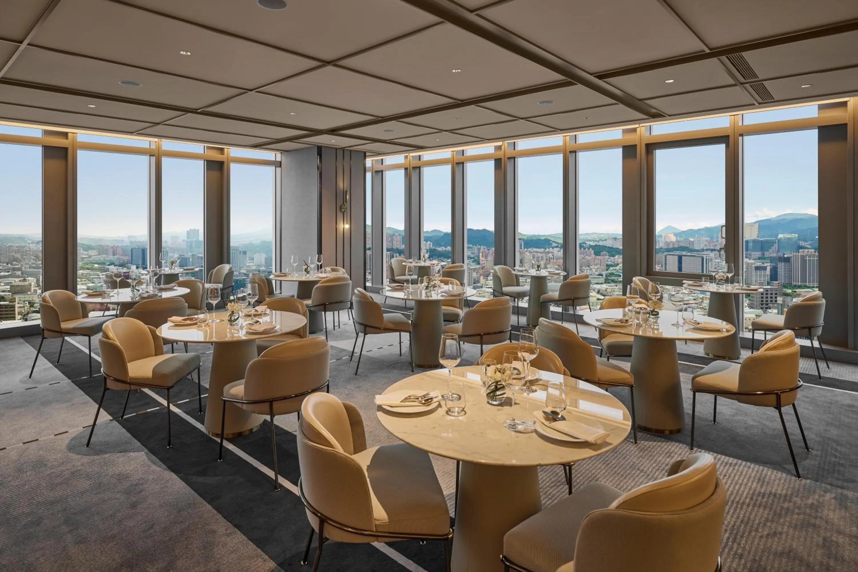 Lounge or bar in Grand HiLai Taipei