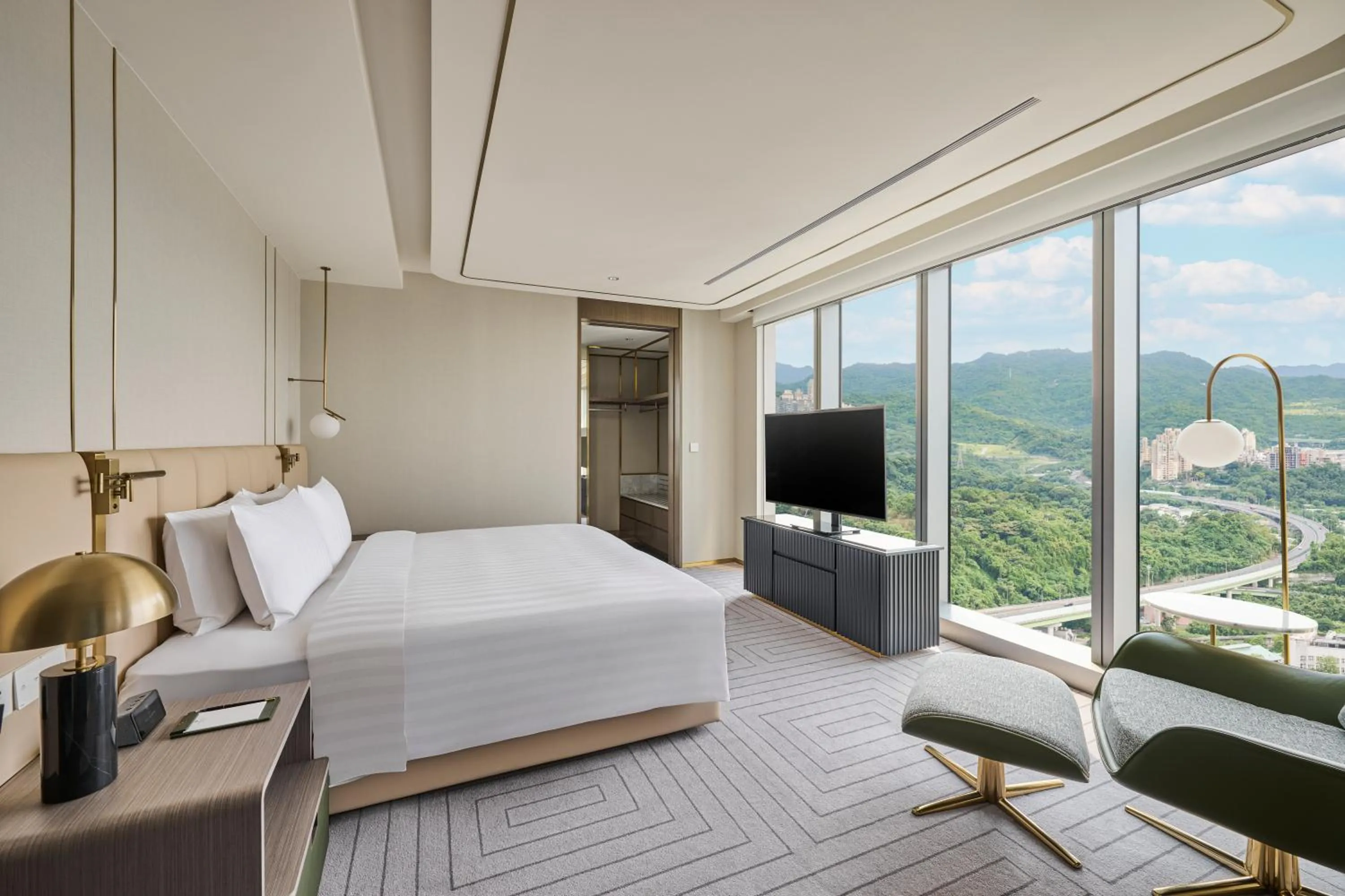 Photo of the whole room, Bed in Grand HiLai Taipei