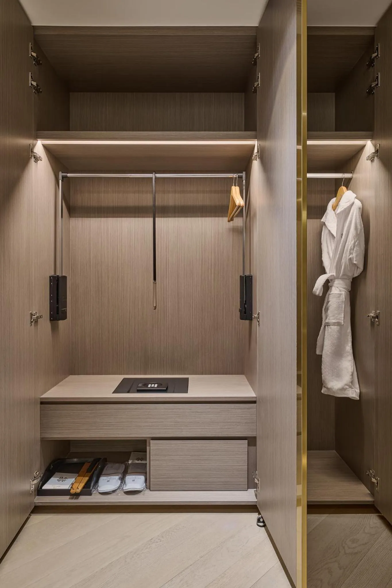 wardrobe in Grand HiLai Taipei