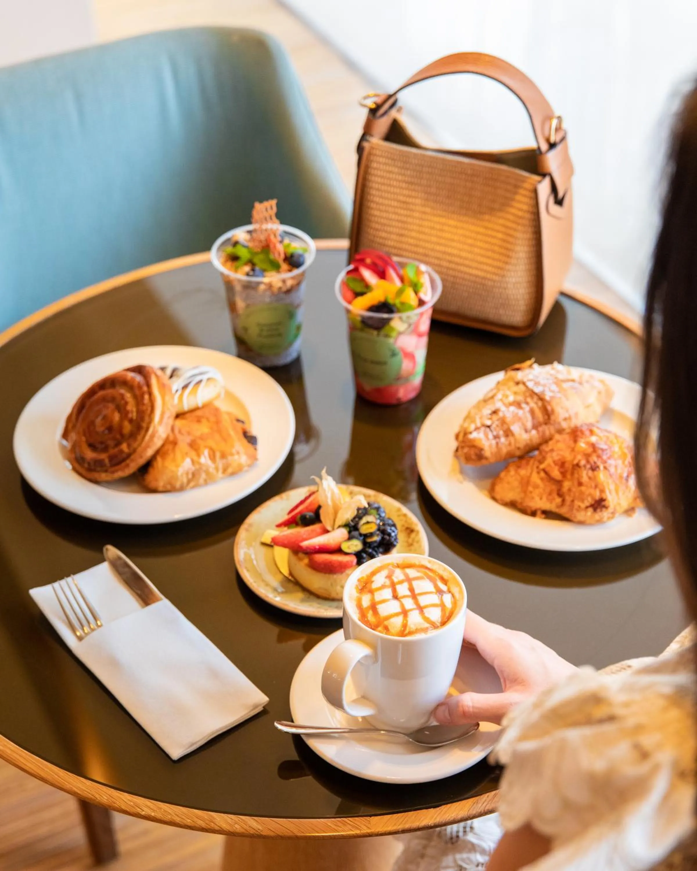 Food and drinks in DoubleTree by Hilton Dubai Jumeirah Beach