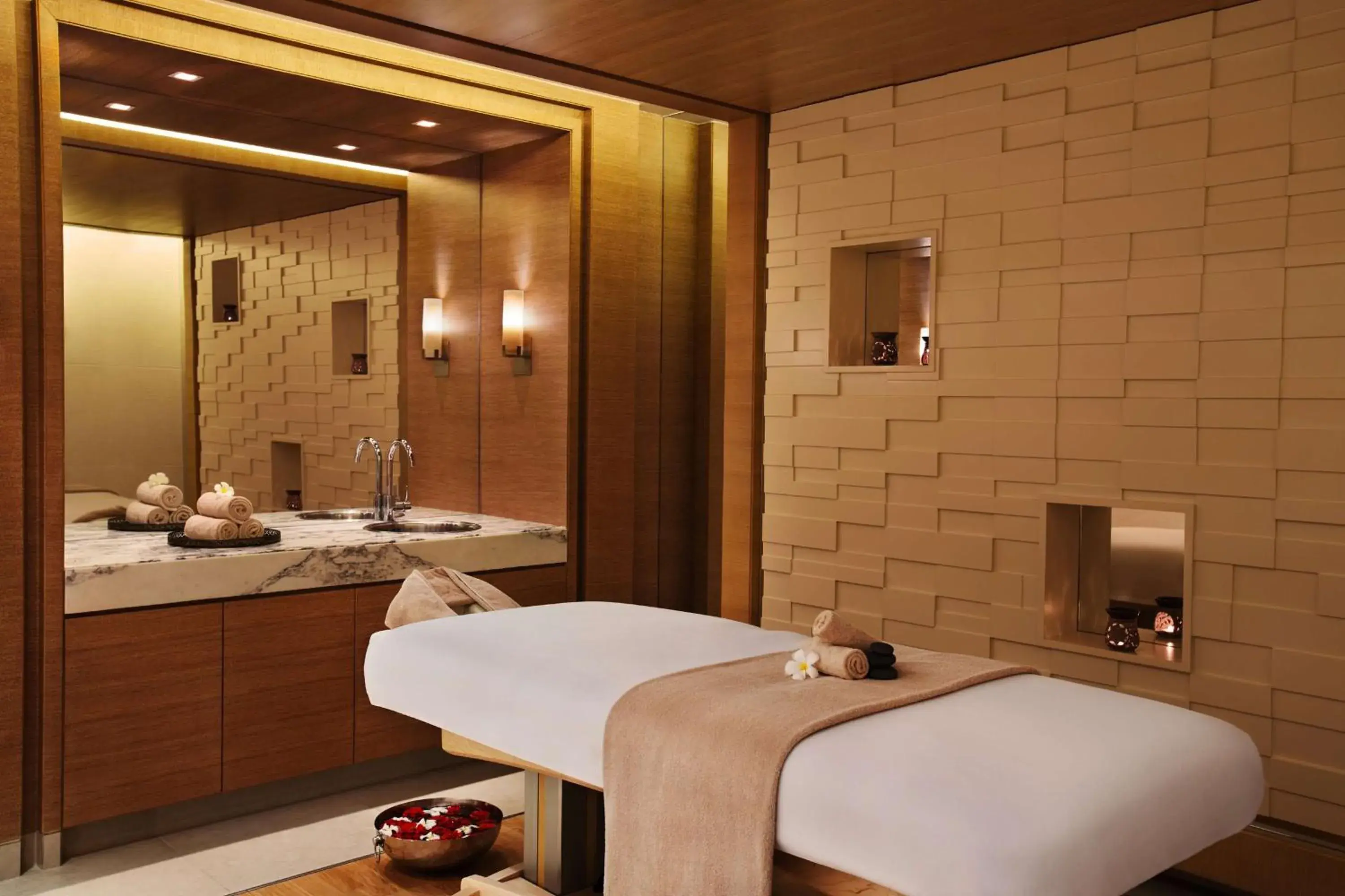 Spa and wellness centre/facilities in DoubleTree by Hilton Dubai Jumeirah Beach Spa and wellness centre/facilities in DoubleTree by Hilton Dubai Jumeirah Beach