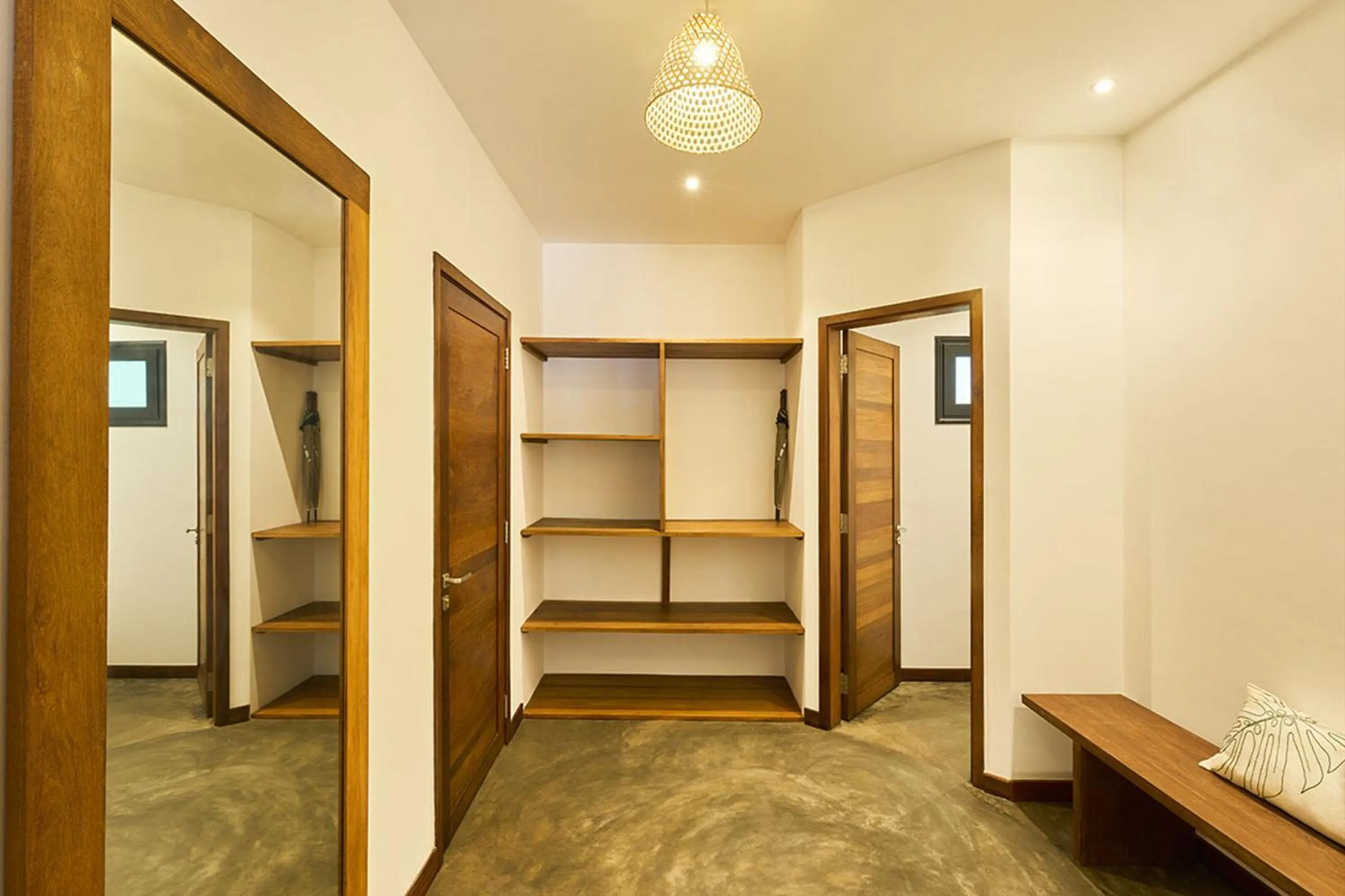 wardrobe, Bed in Loharano Lodge