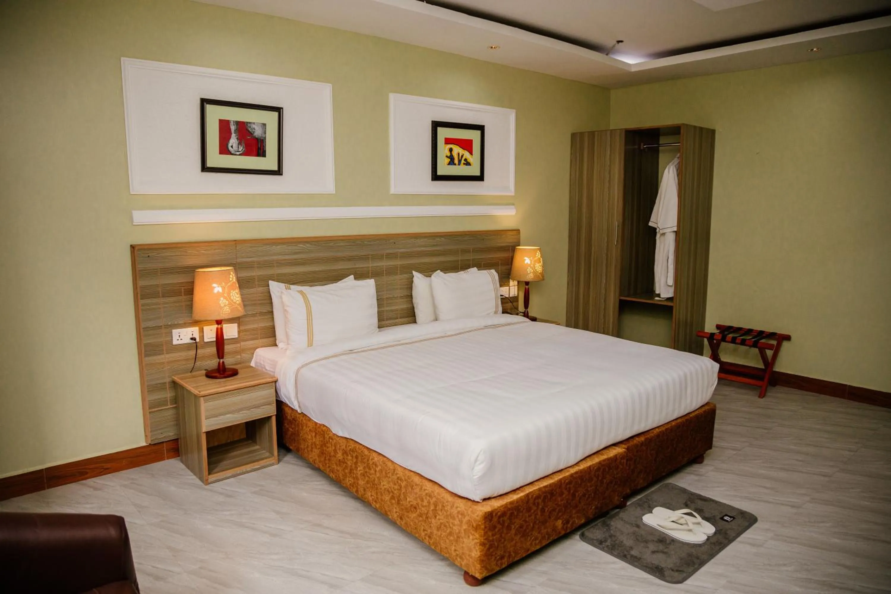 wardrobe, Bed in Greenside Hotel