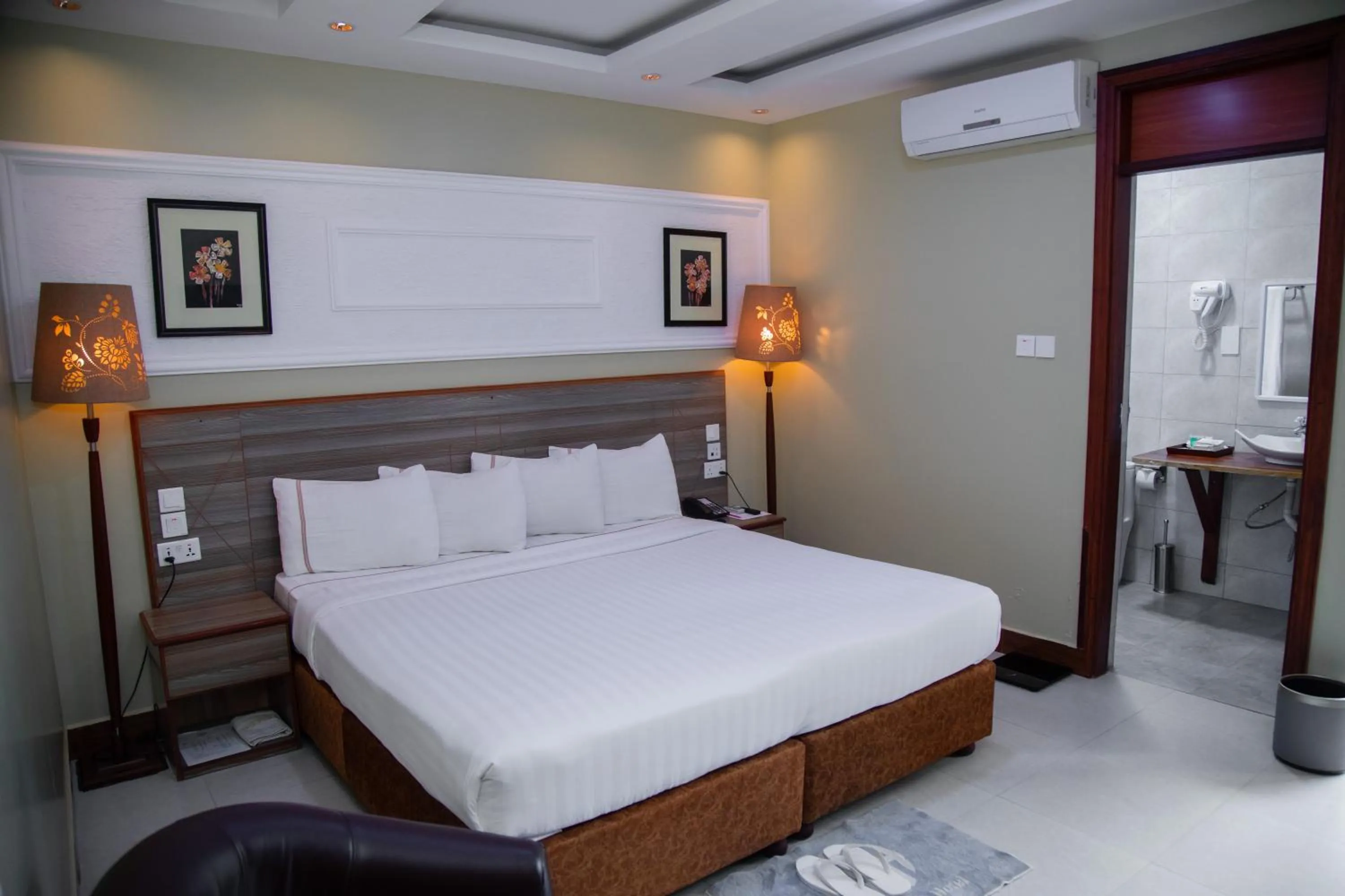 Bedroom, Bed in Greenside Hotel