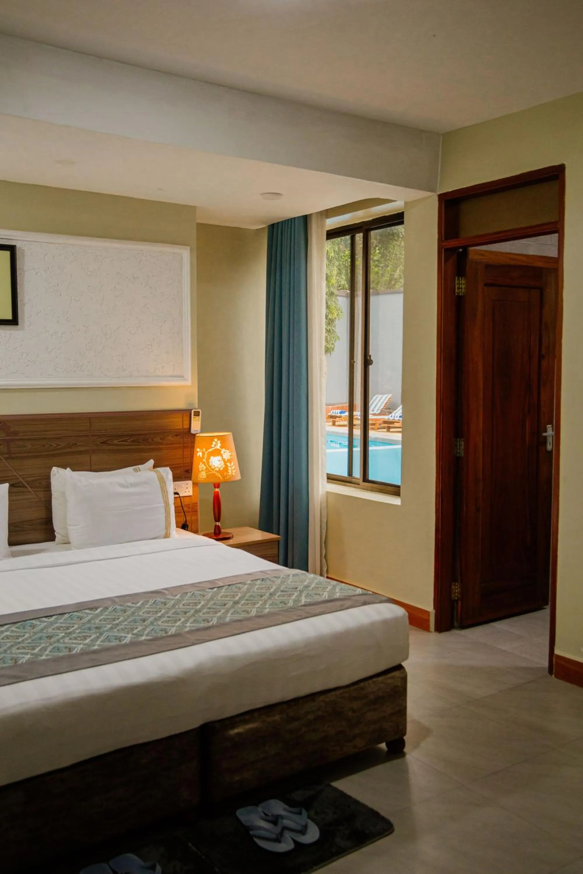 Pool view, Bed in Greenside Hotel