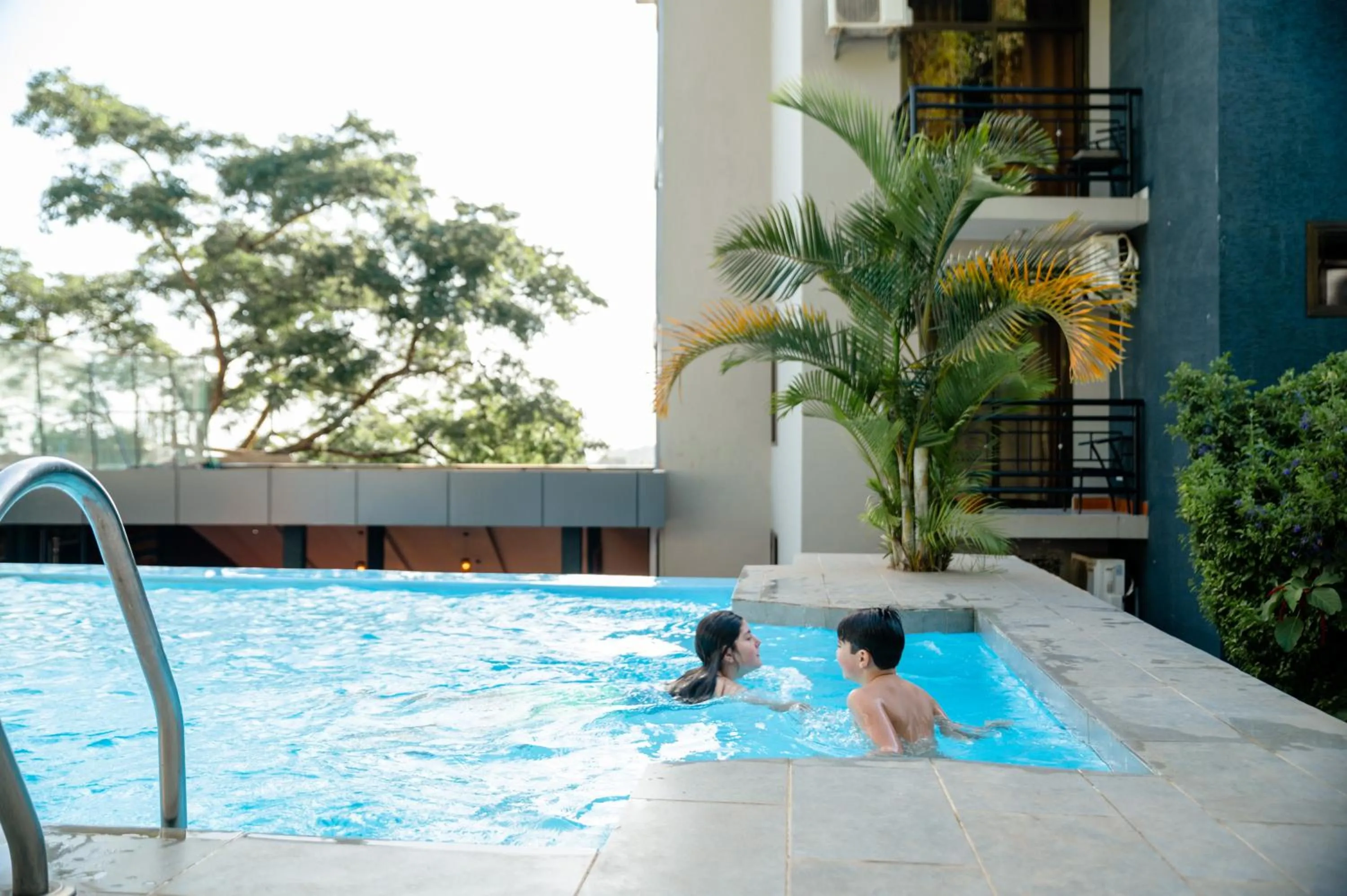 Swimming pool in Greenside Hotel