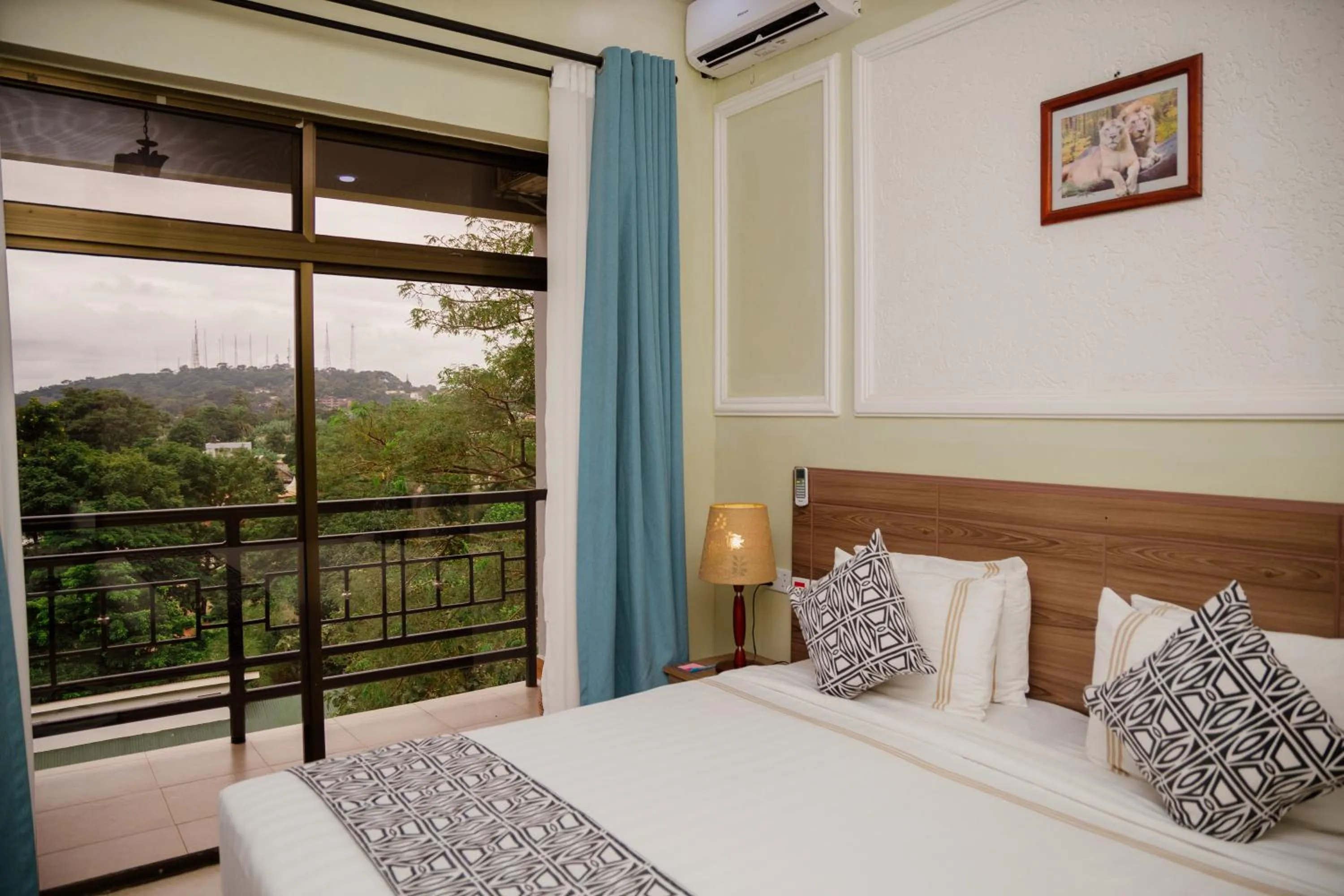 View (from property/room), Bed in Greenside Hotel