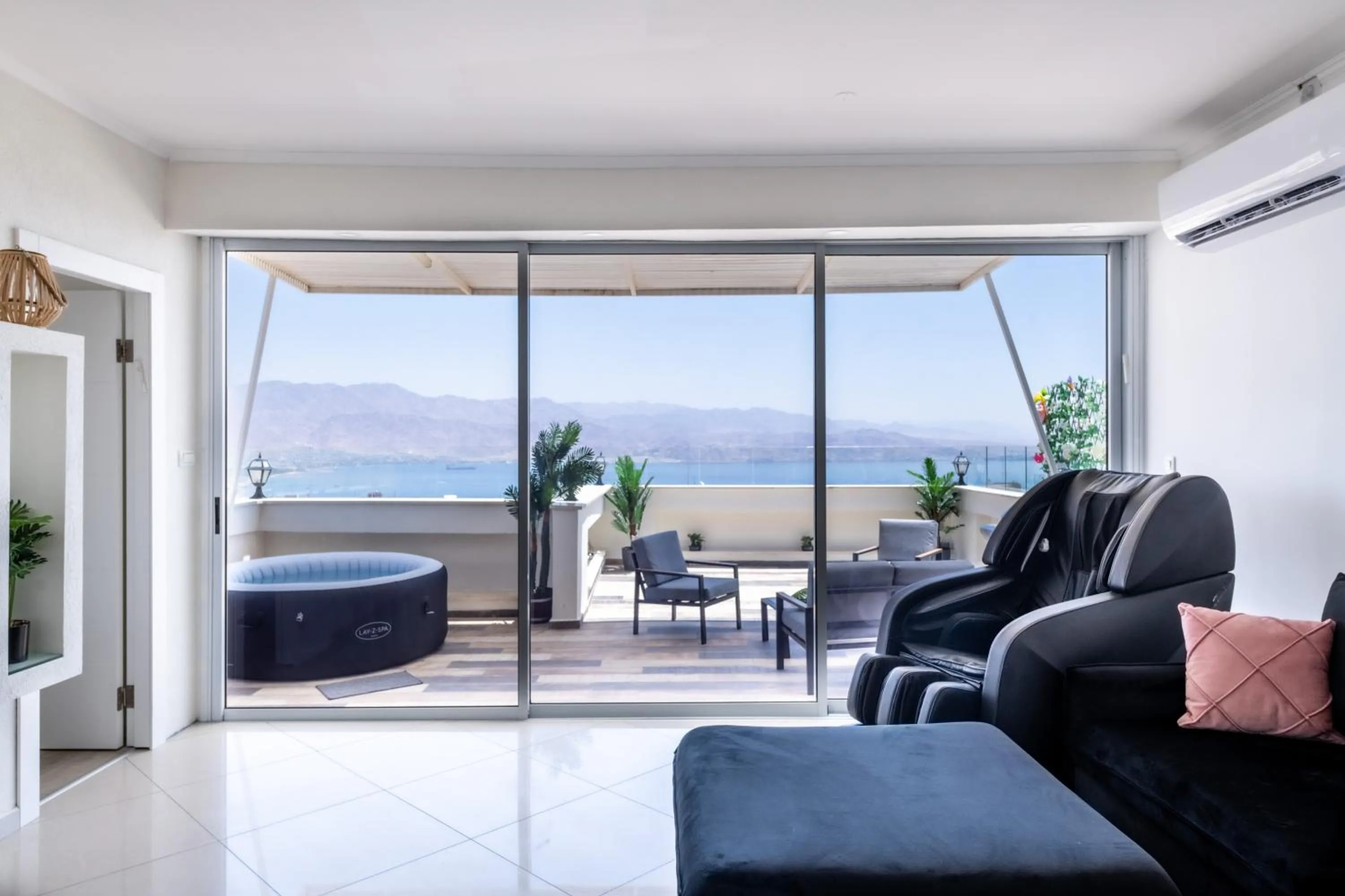 Desert and Sea-penthouse Full Sea view