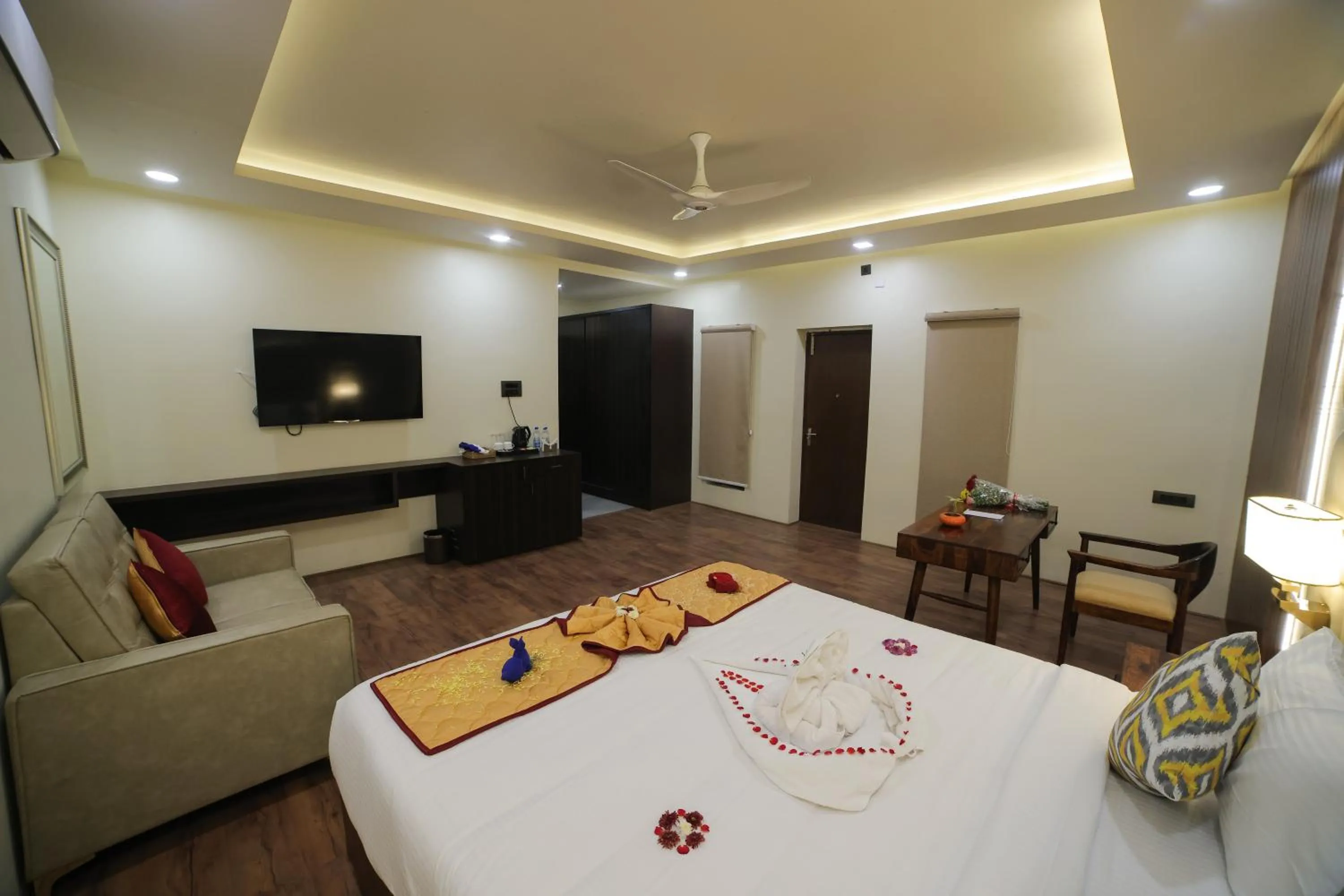 Bedroom, Bed in Lake Valley Resort and Spa Tirupati, 27 kms from Talakona Waterfall