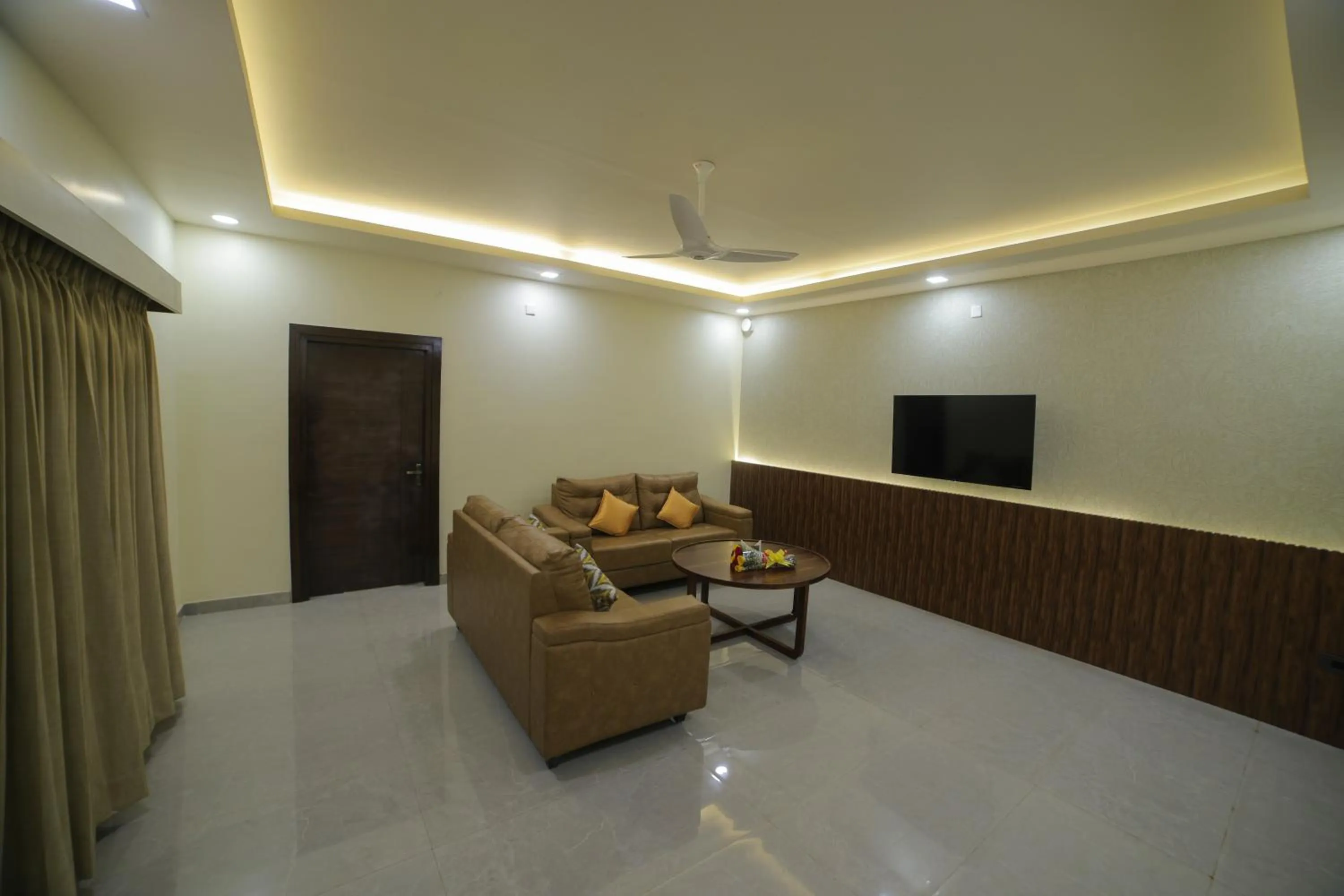 Living room in Lake Valley Resort and Spa Tirupati, 27 kms from Talakona Waterfall
