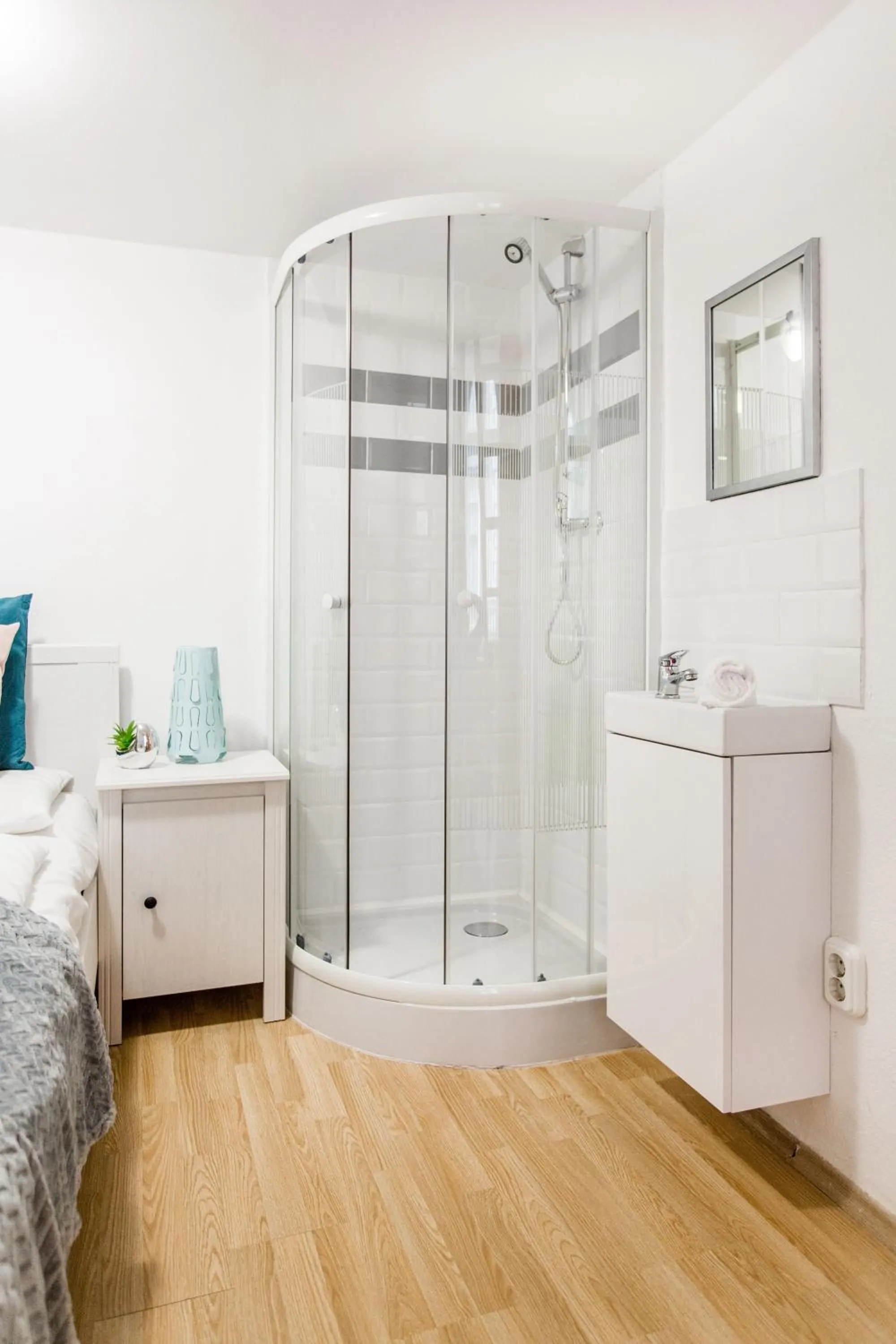 Shower, Bed in Grand Budapest Apartments