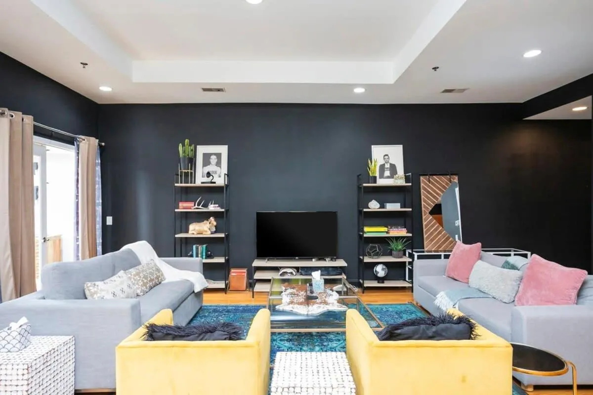 Grand Loft ON THEE Broadway Strip