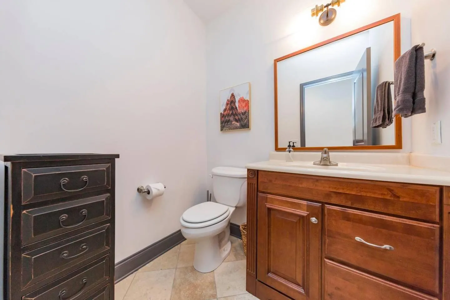 Spacious Penthouse ON the Broadway Strip