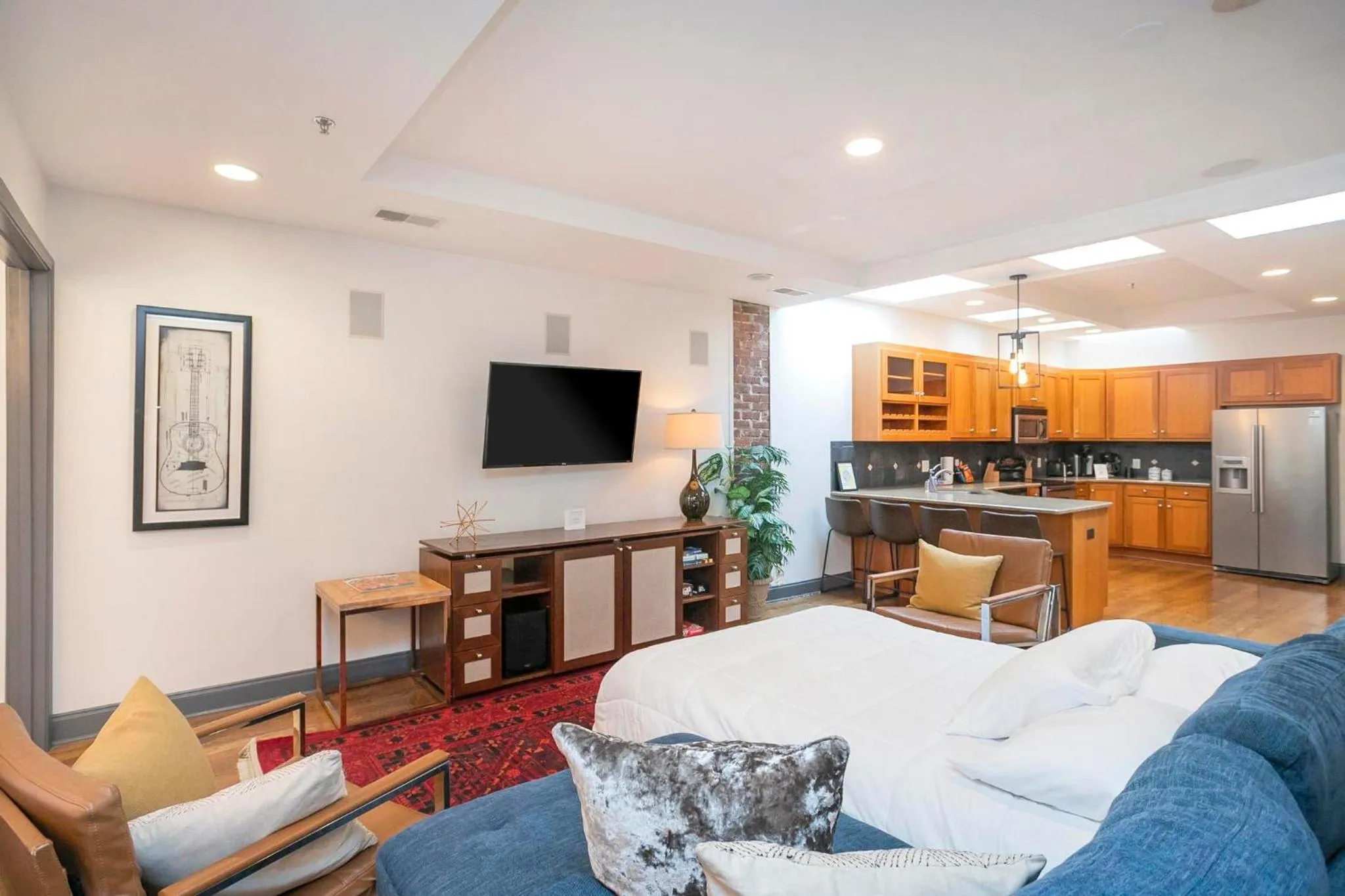 Spacious Penthouse ON the Broadway Strip