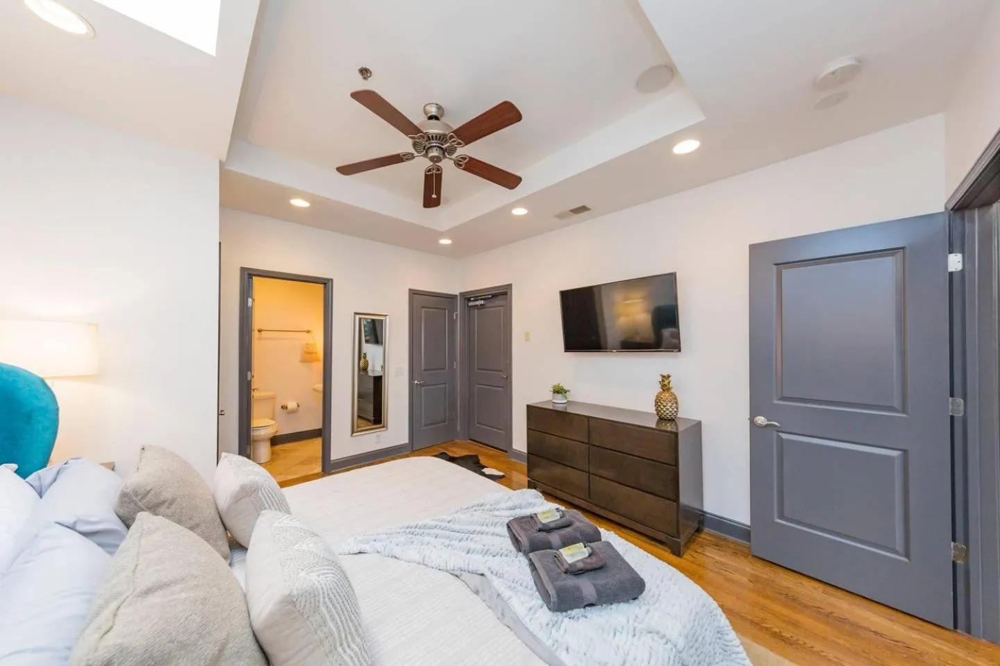 Bed in Spacious Penthouse ON the Broadway Strip