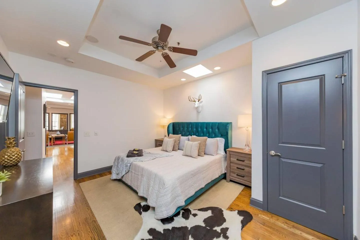 Bed in Spacious Penthouse ON the Broadway Strip