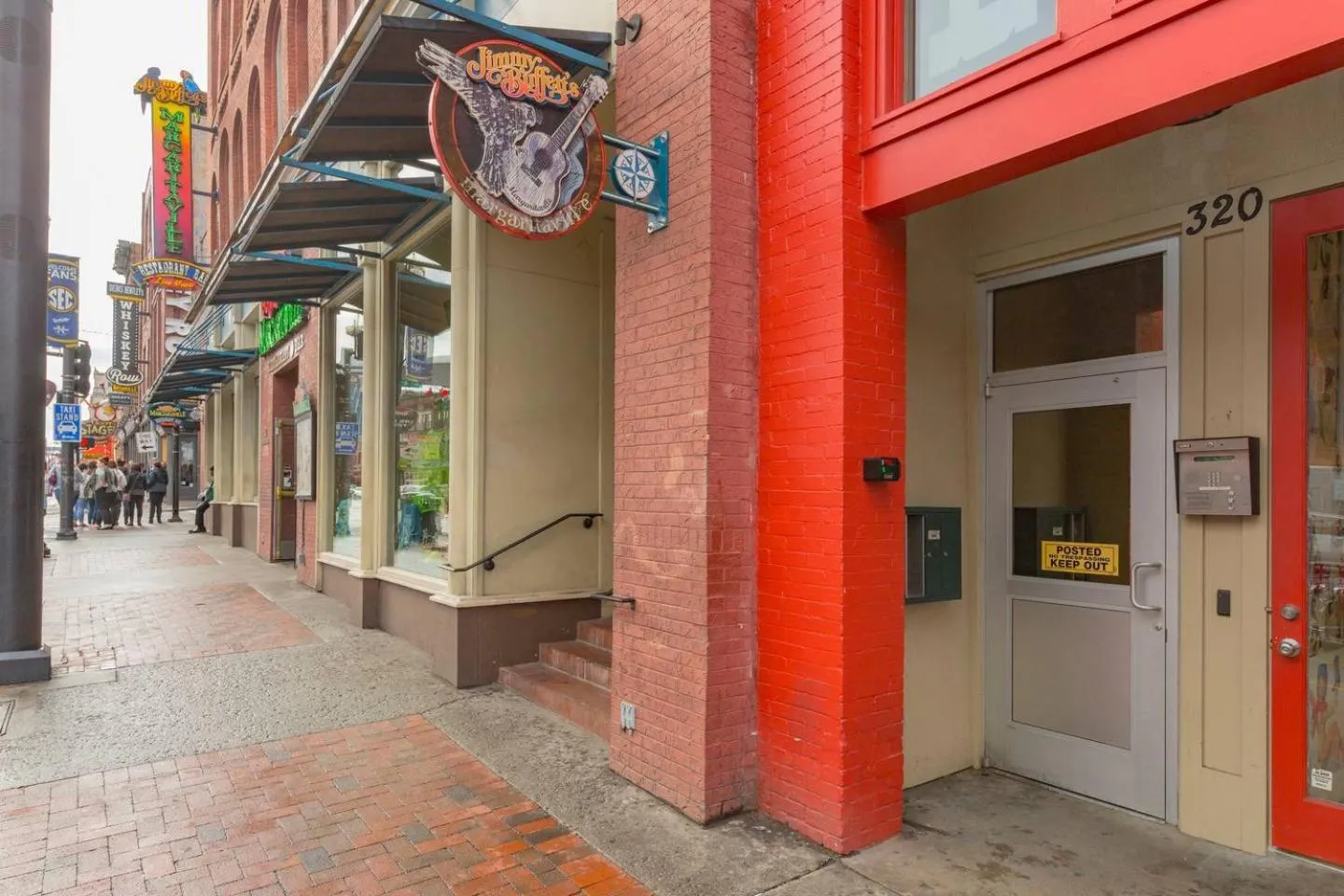 Spacious Penthouse ON the Broadway Strip