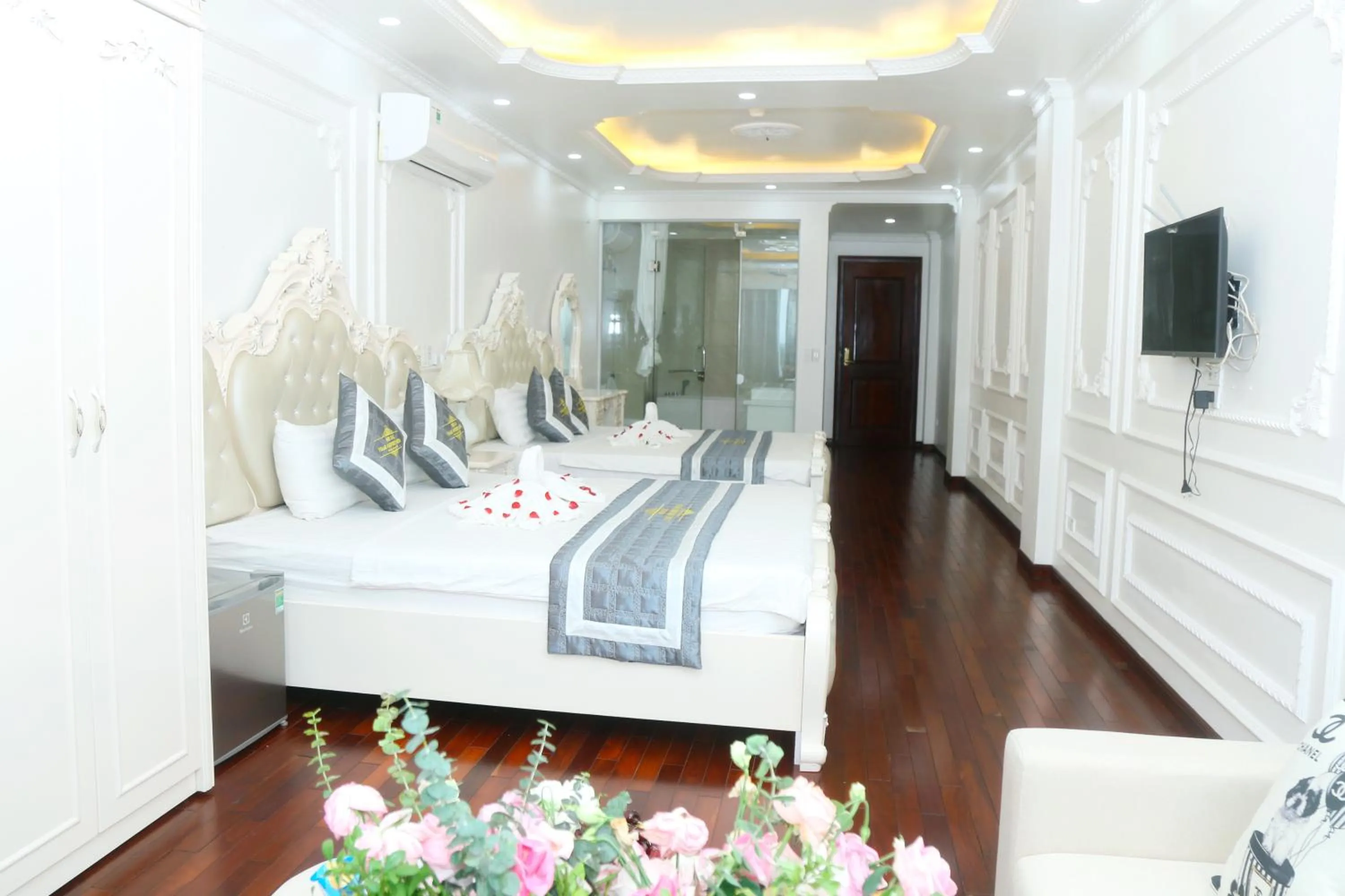 Communal lounge/ TV room, Bed in Noi Bai Ville Airport Hotel