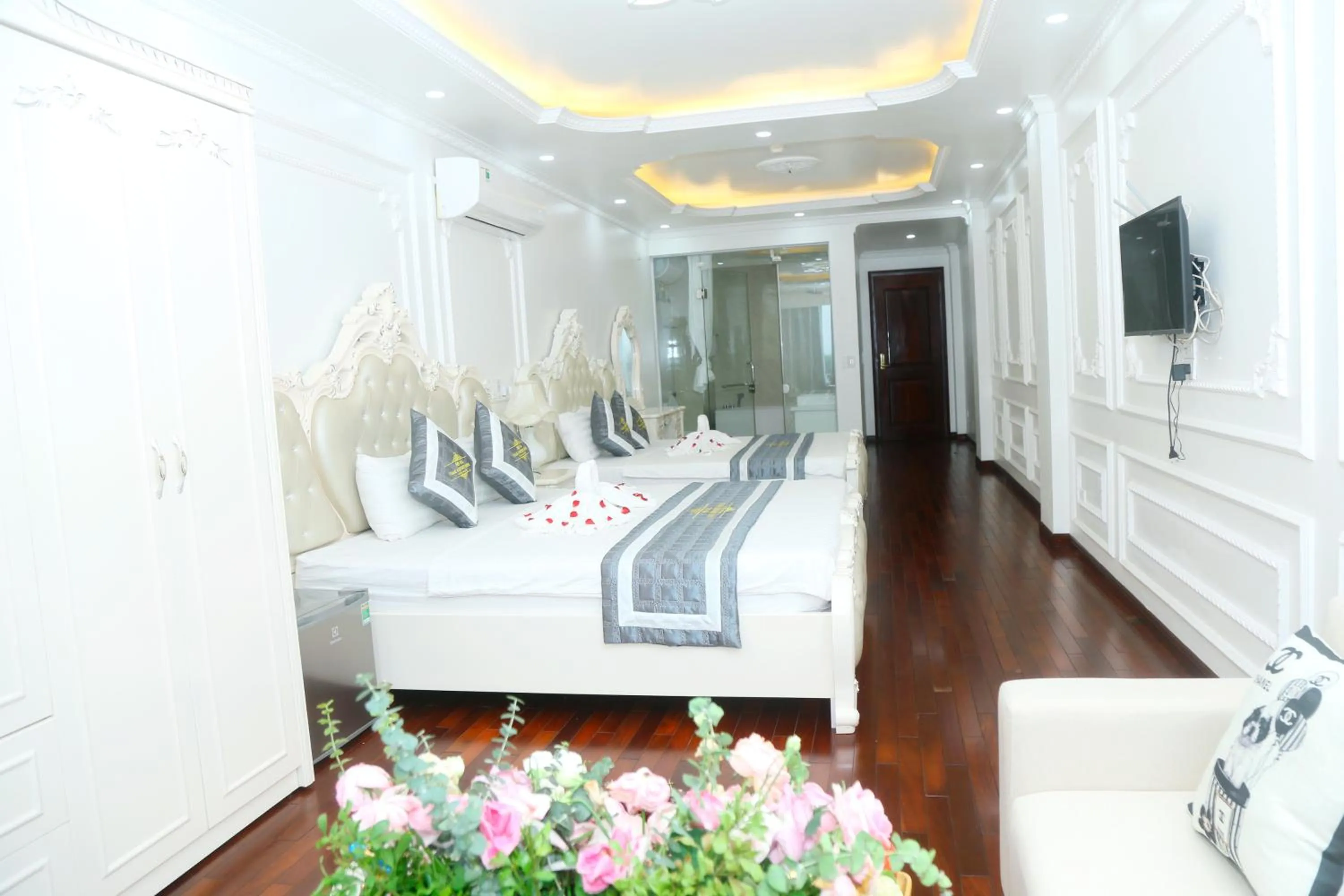 Communal lounge/ TV room, Bed in Noi Bai Ville Airport Hotel