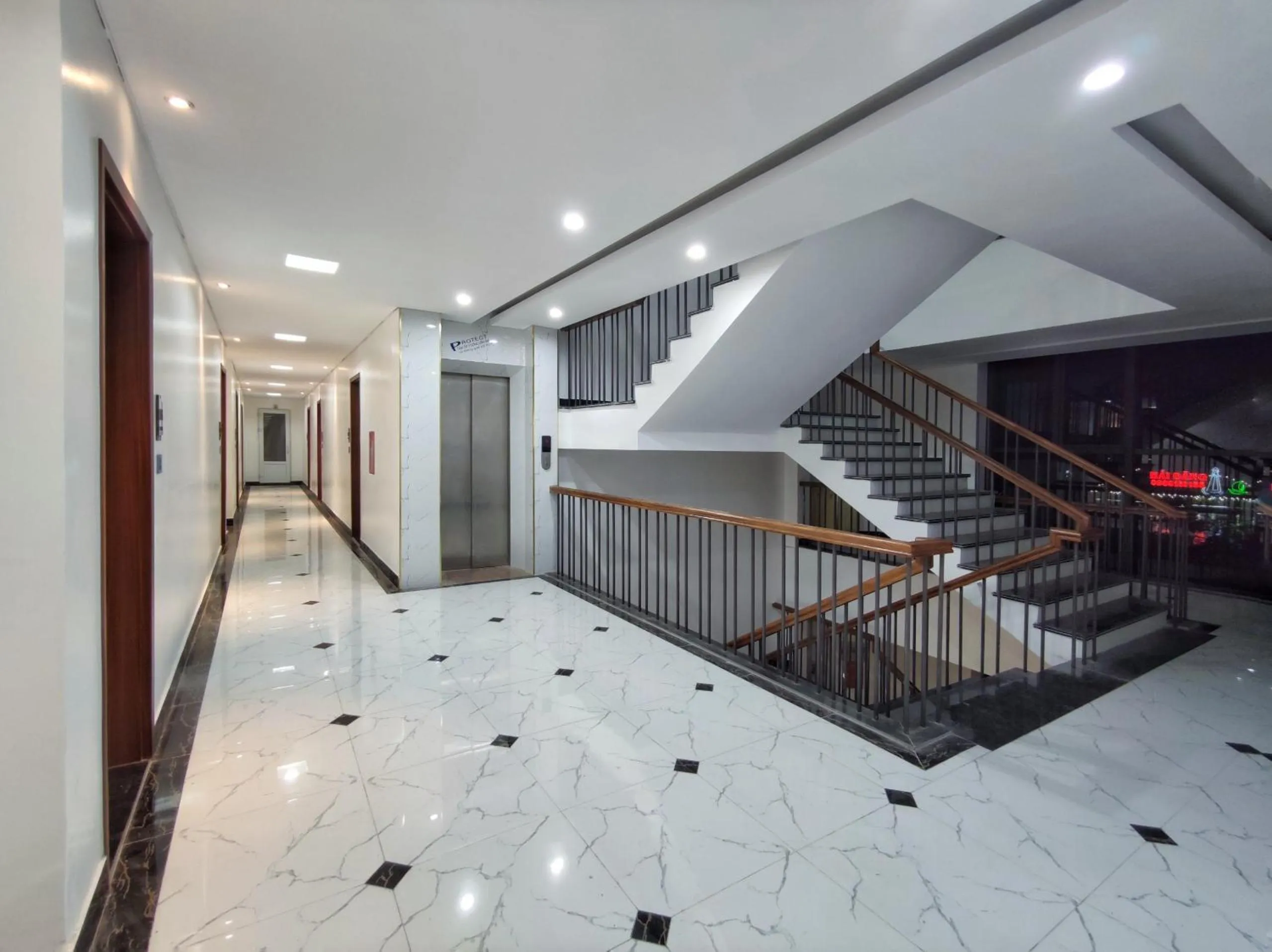 elevator in Gieng Ngoc Sea moutain View Cat Ba