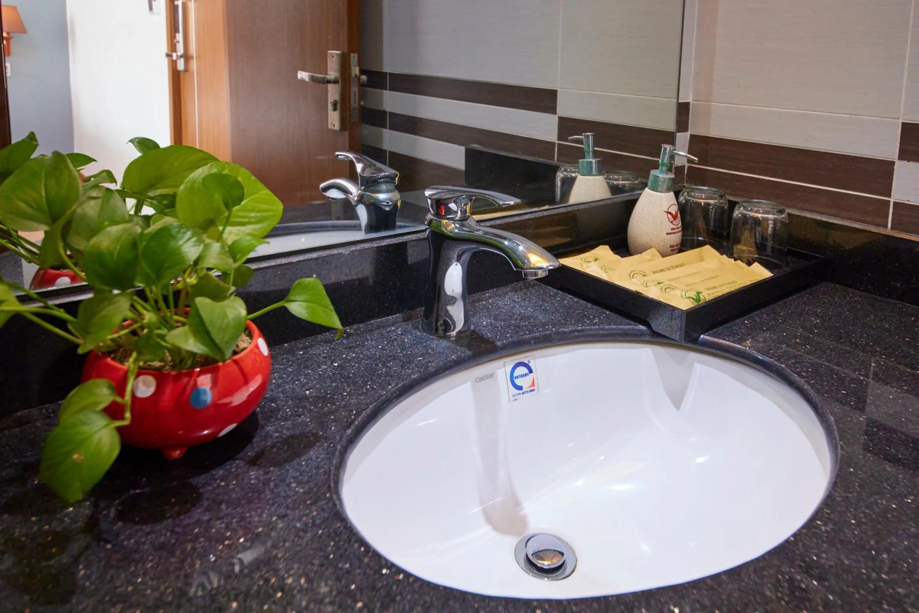 Shower in Gieng Ngoc Sea moutain View Cat Ba