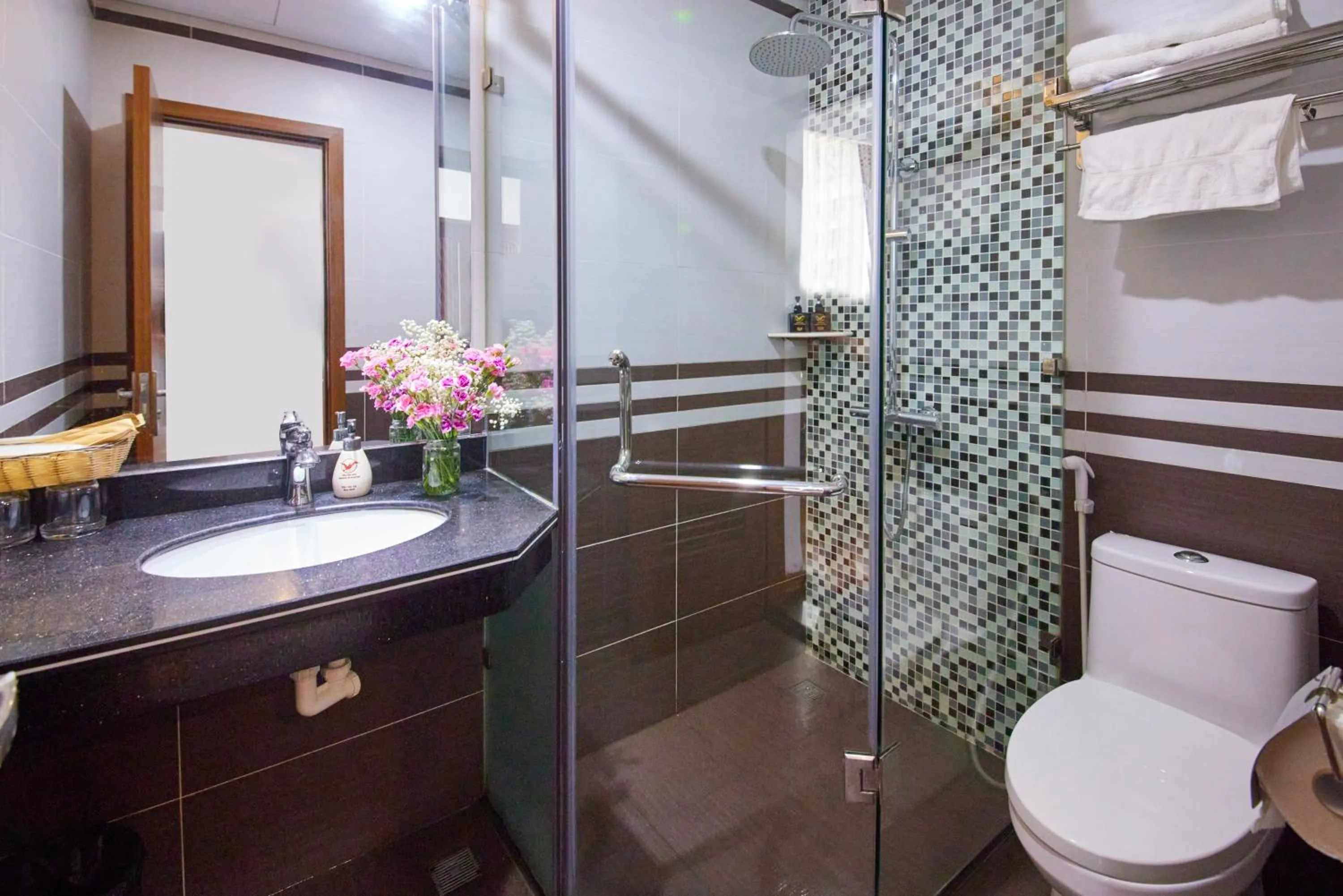 Bathroom in Gieng Ngoc Sea moutain View Cat Ba