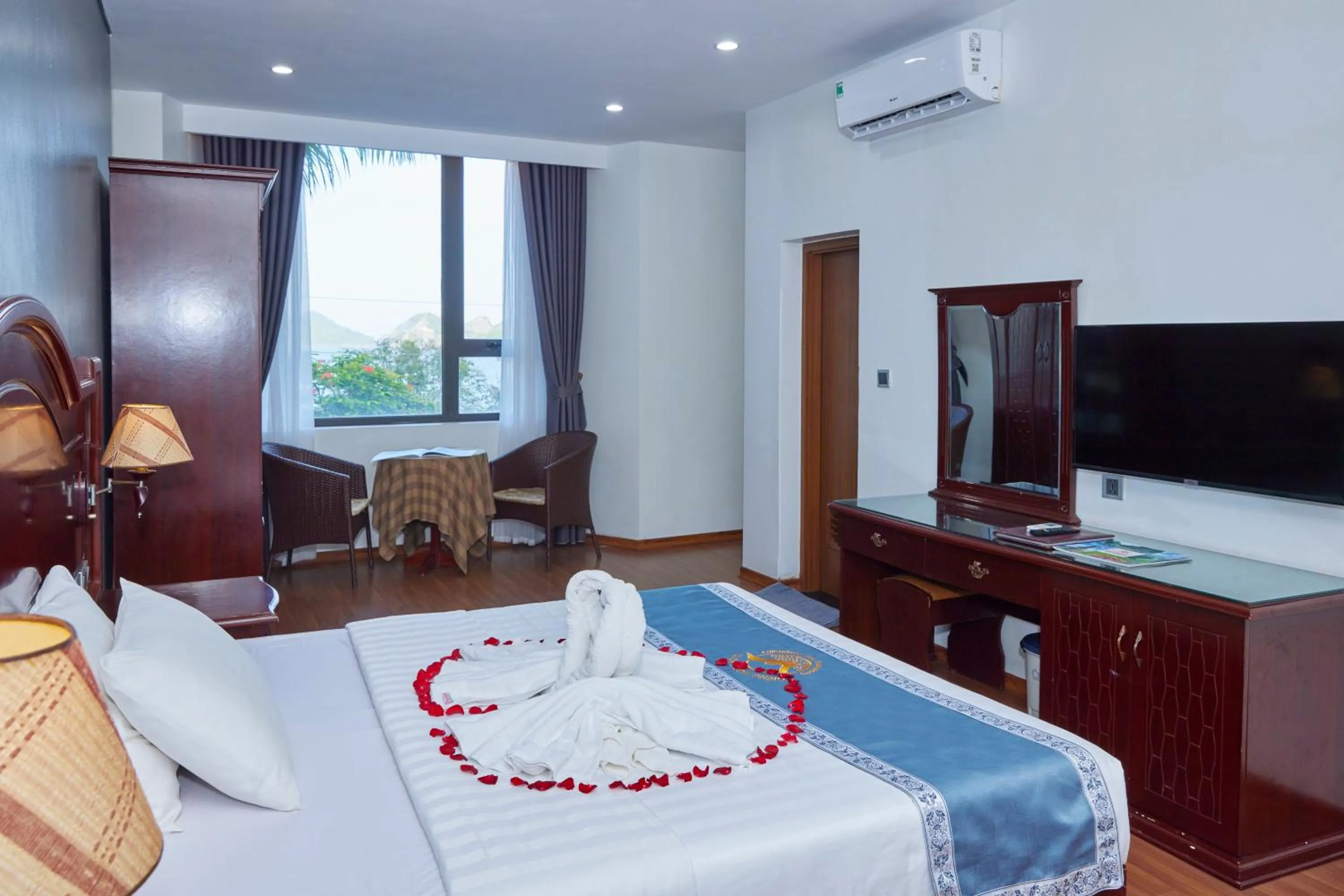 Bedroom, Bed in Gieng Ngoc Sea moutain View Cat Ba