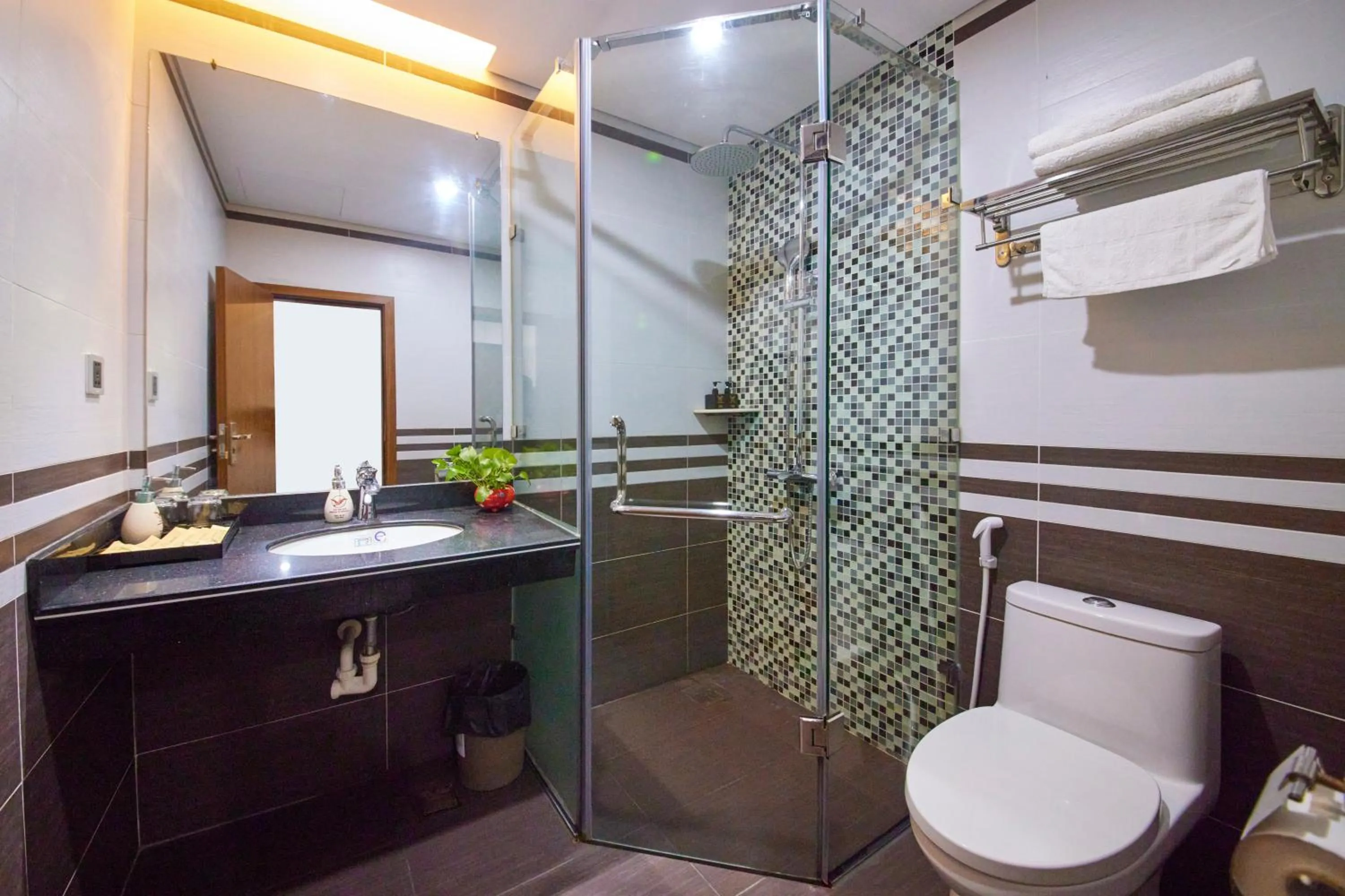 Toilet in Gieng Ngoc Sea moutain View Cat Ba