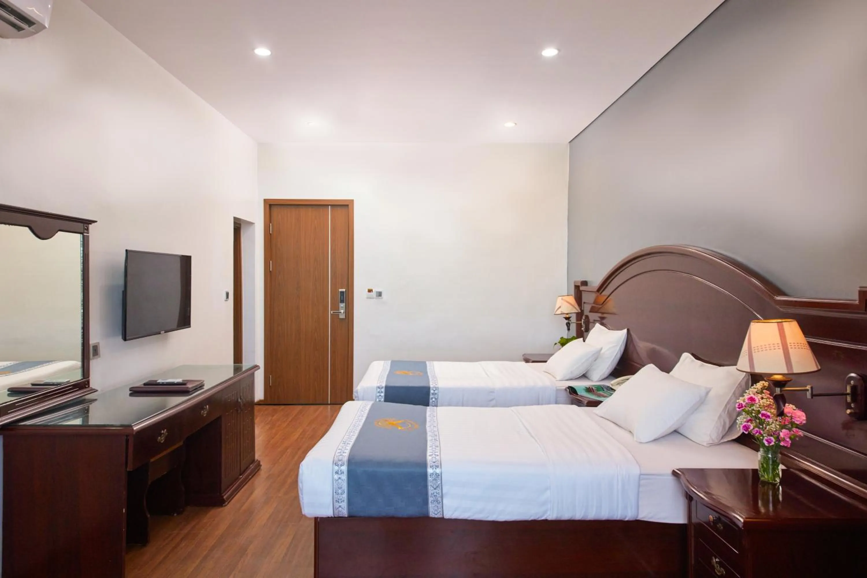 Bed in Gieng Ngoc Sea moutain View Cat Ba