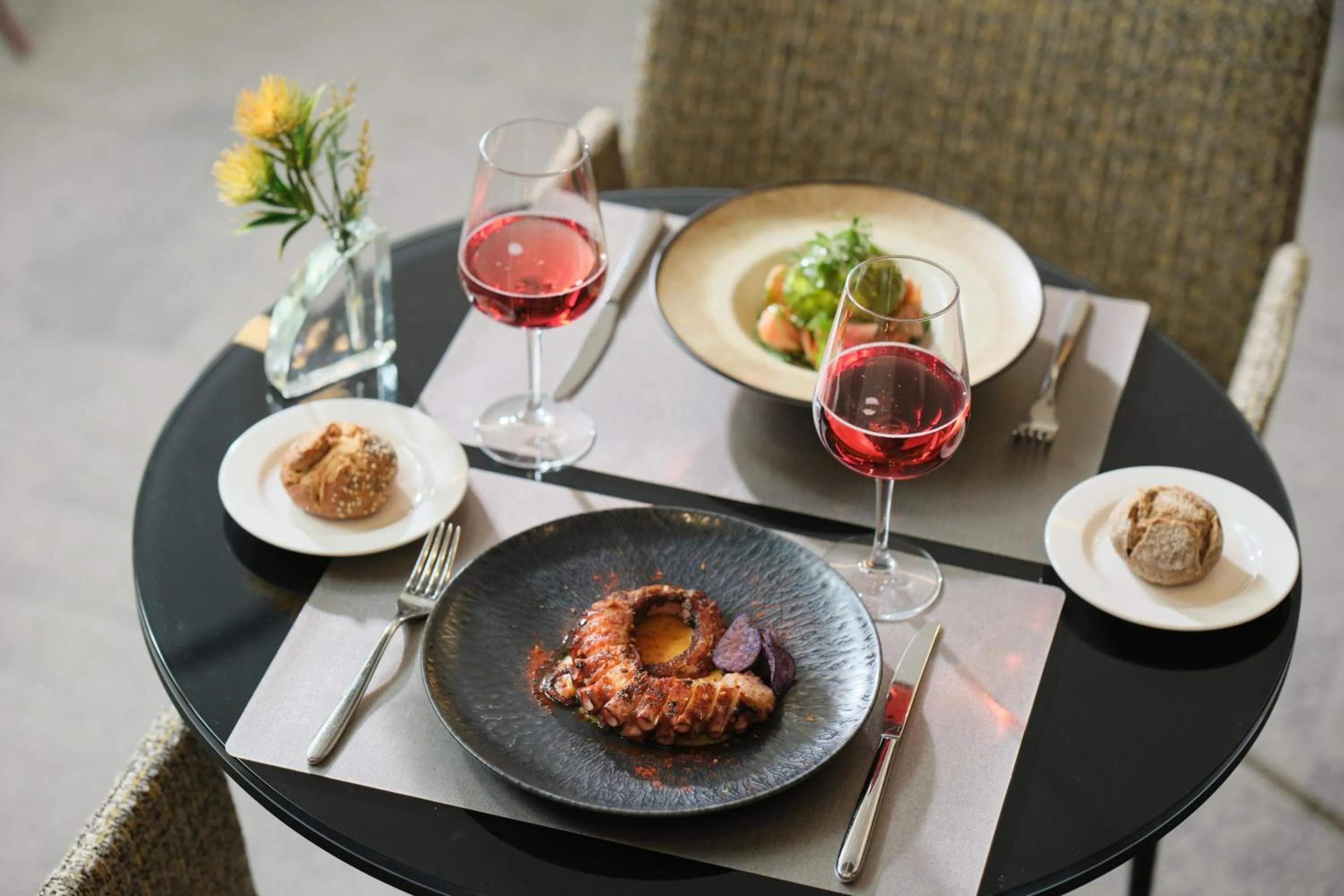 Restaurant/places to eat in 1881 Madrid Ventas Hotel