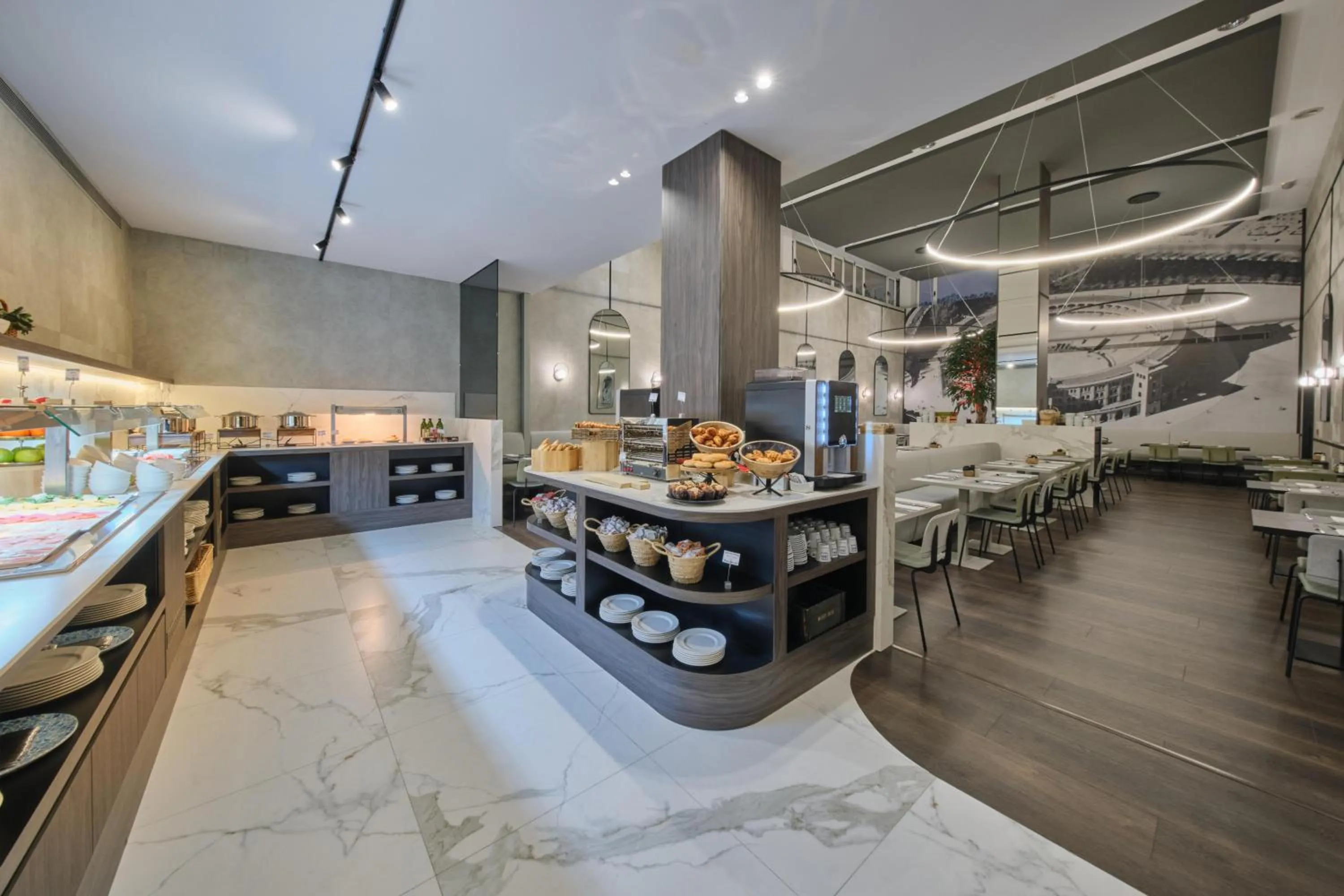 Restaurant/places to eat in 1881 Madrid Ventas Hotel