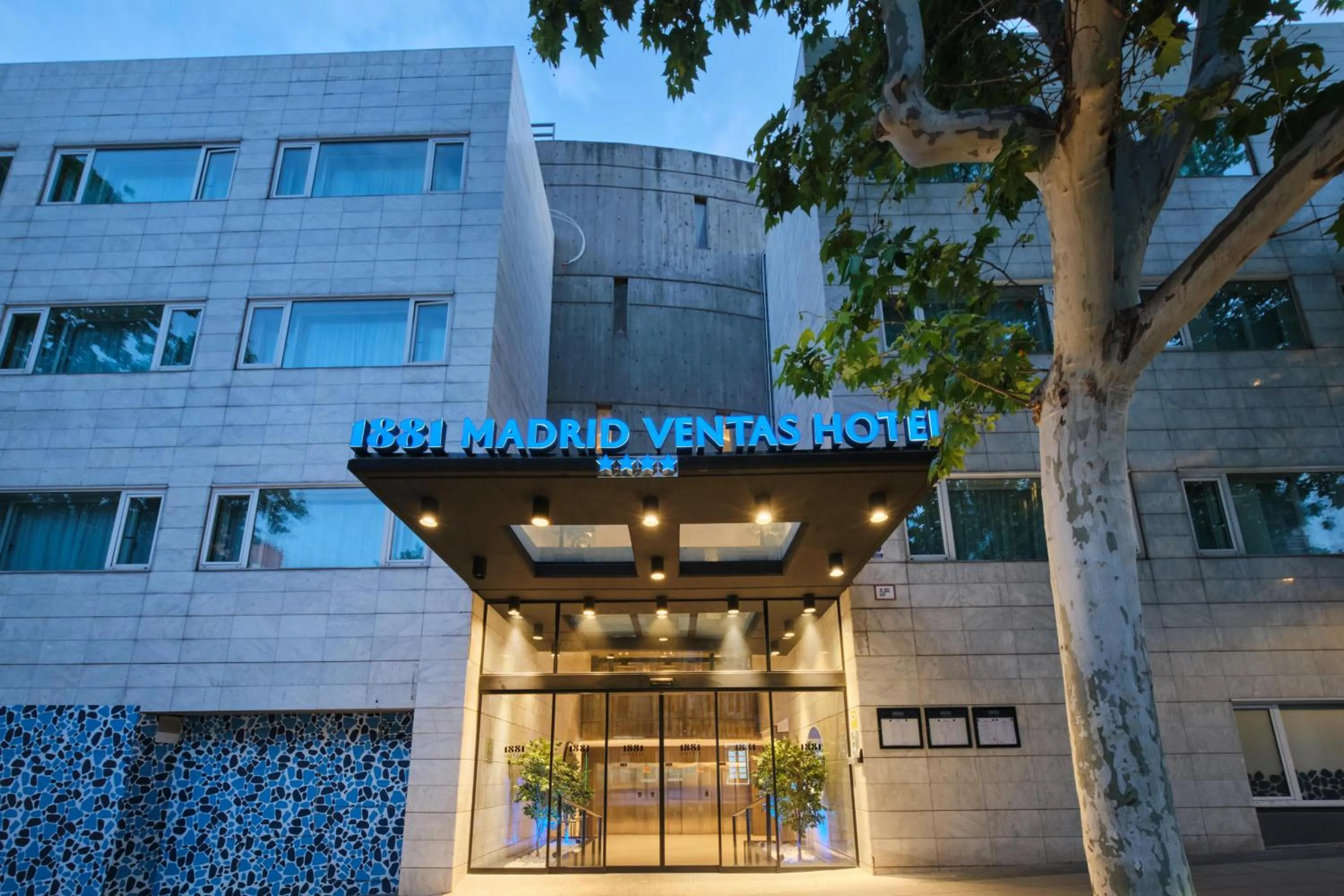 Property building in 1881 Madrid Ventas Hotel