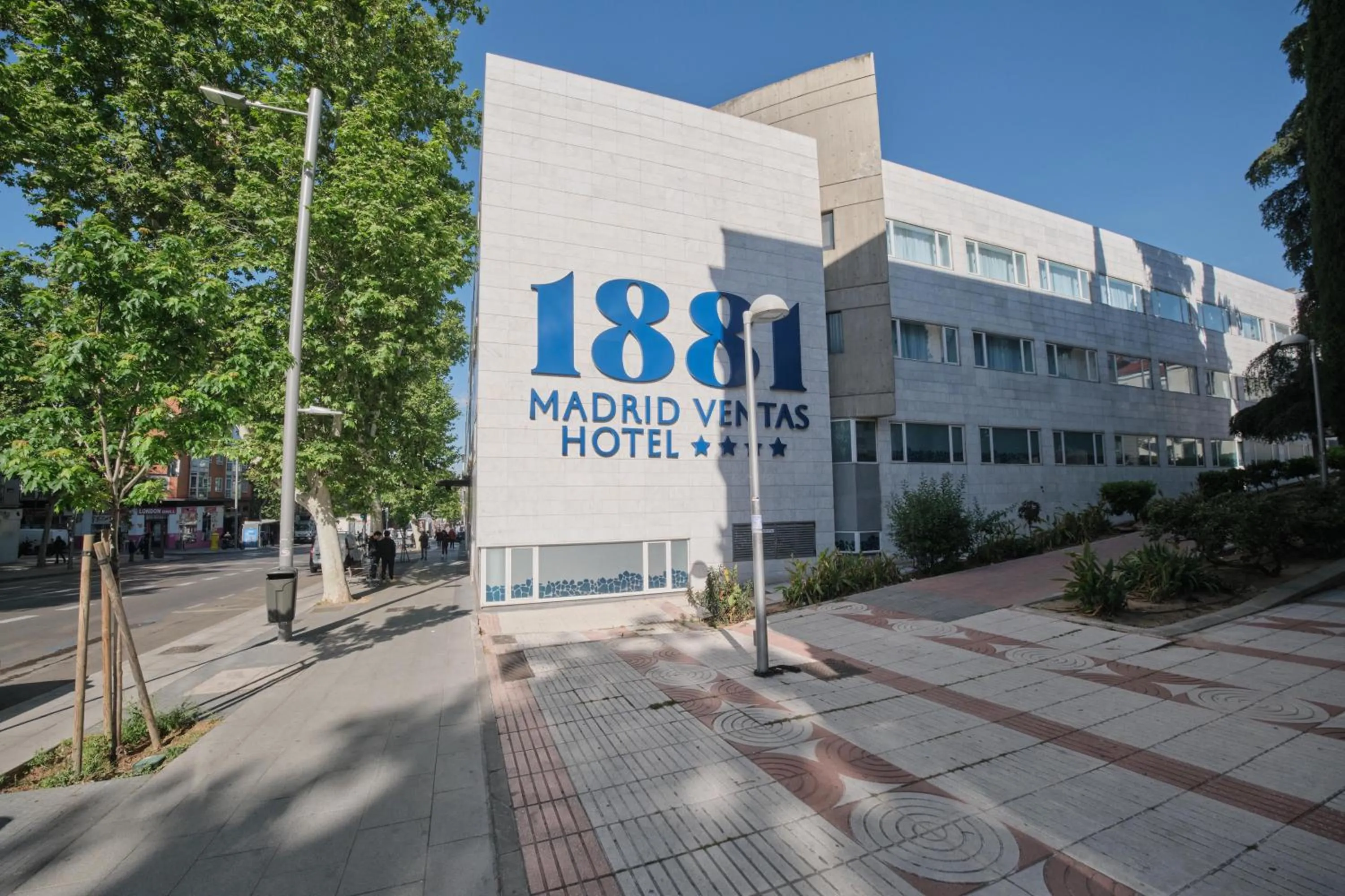 Property building in 1881 Madrid Ventas Hotel